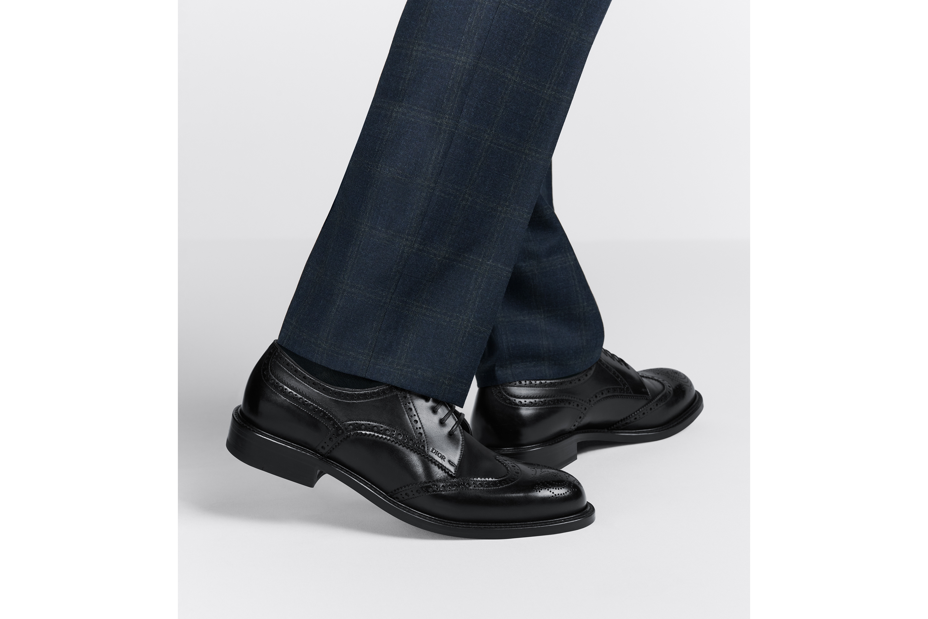 look_image_alt_prefix Dior Embassy 德比布洛克鞋 黑色刷色小牛皮 E23