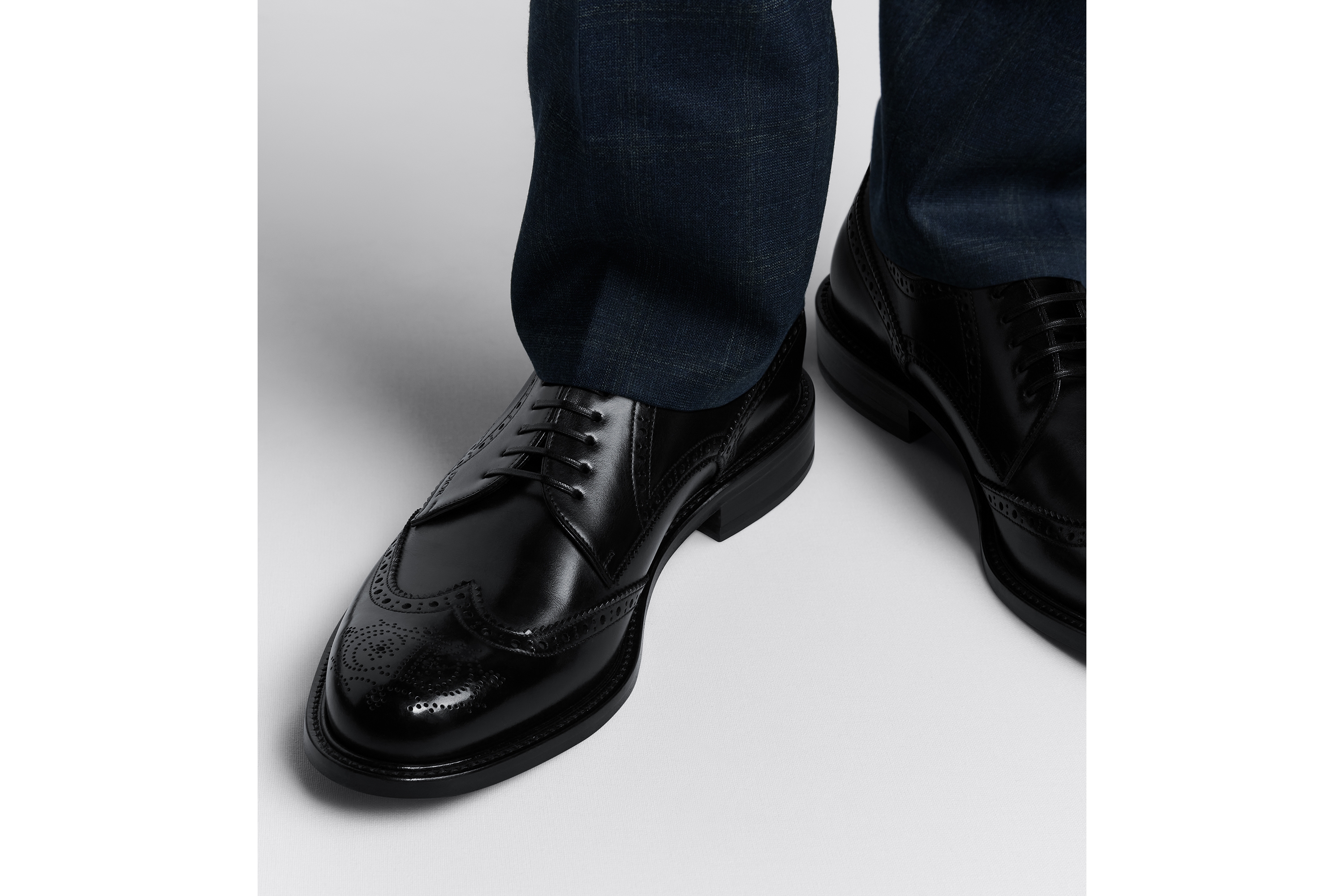 look_image_alt_prefix Dior Embassy 德比布洛克鞋 黑色刷色小牛皮 E24