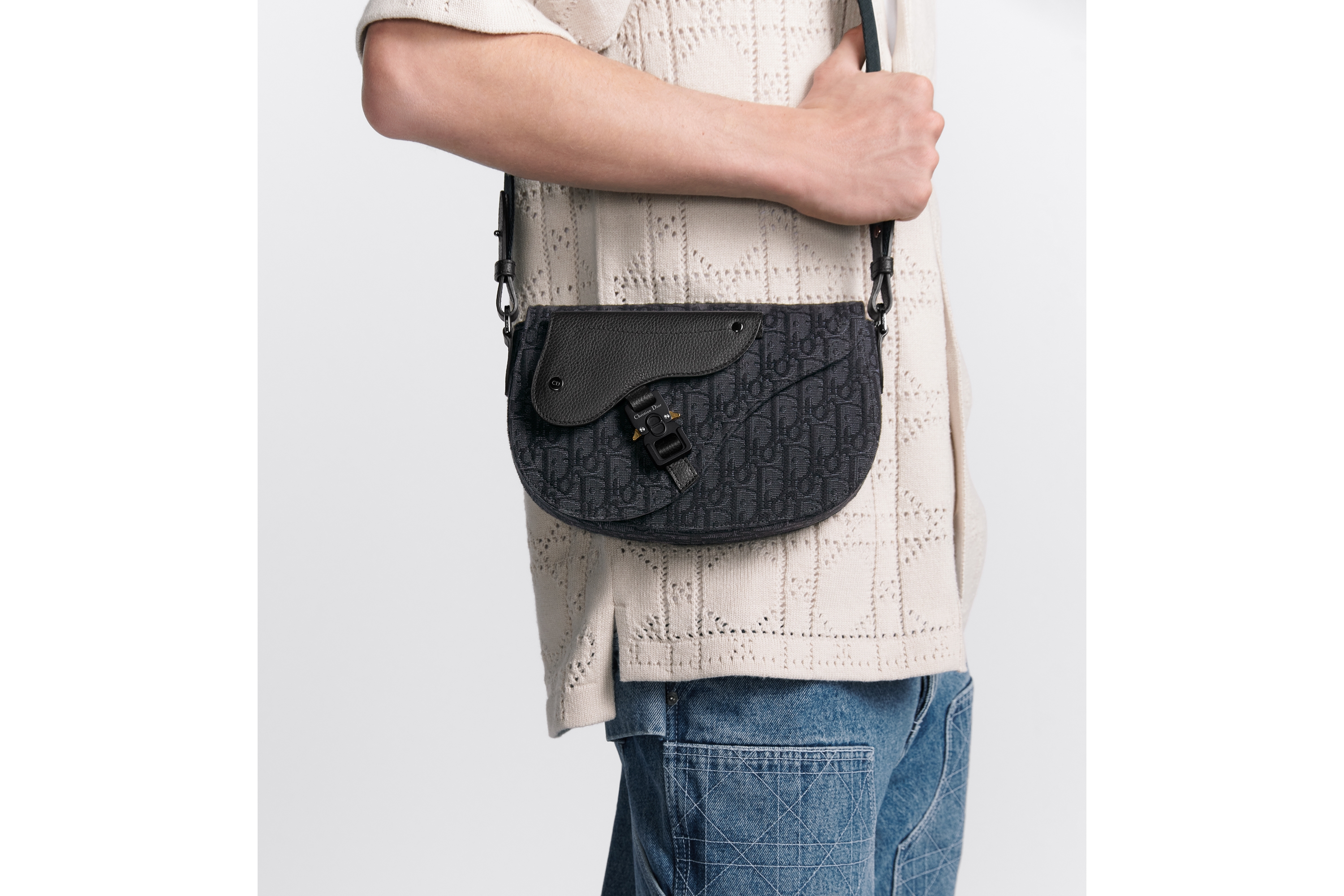 look_image_alt_prefix Bolsa messenger Saddle Jacquard Dior Oblique preto e couro de vitelo granulado preto E20