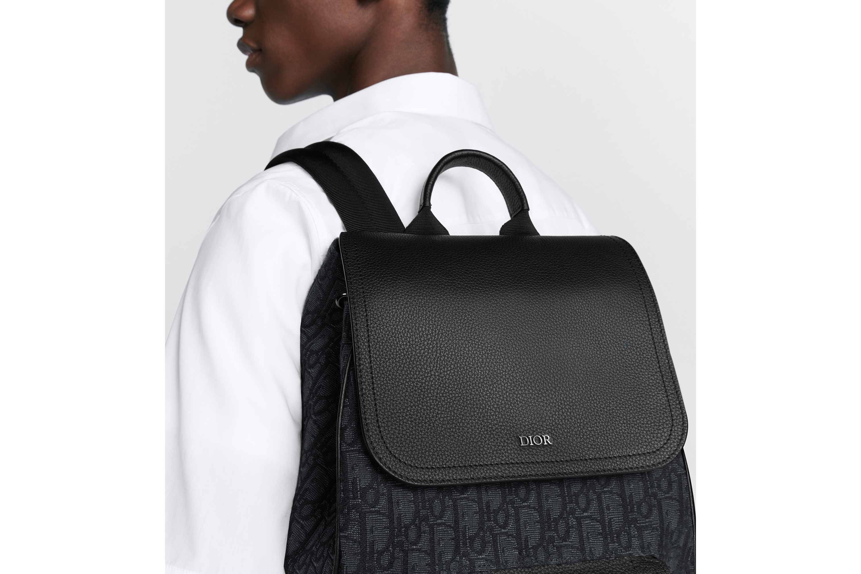 look_image_alt_prefix Saddle-rugzak met flap Zwarte Dior Oblique-jacquard en zwart generfd kalfsleer E20