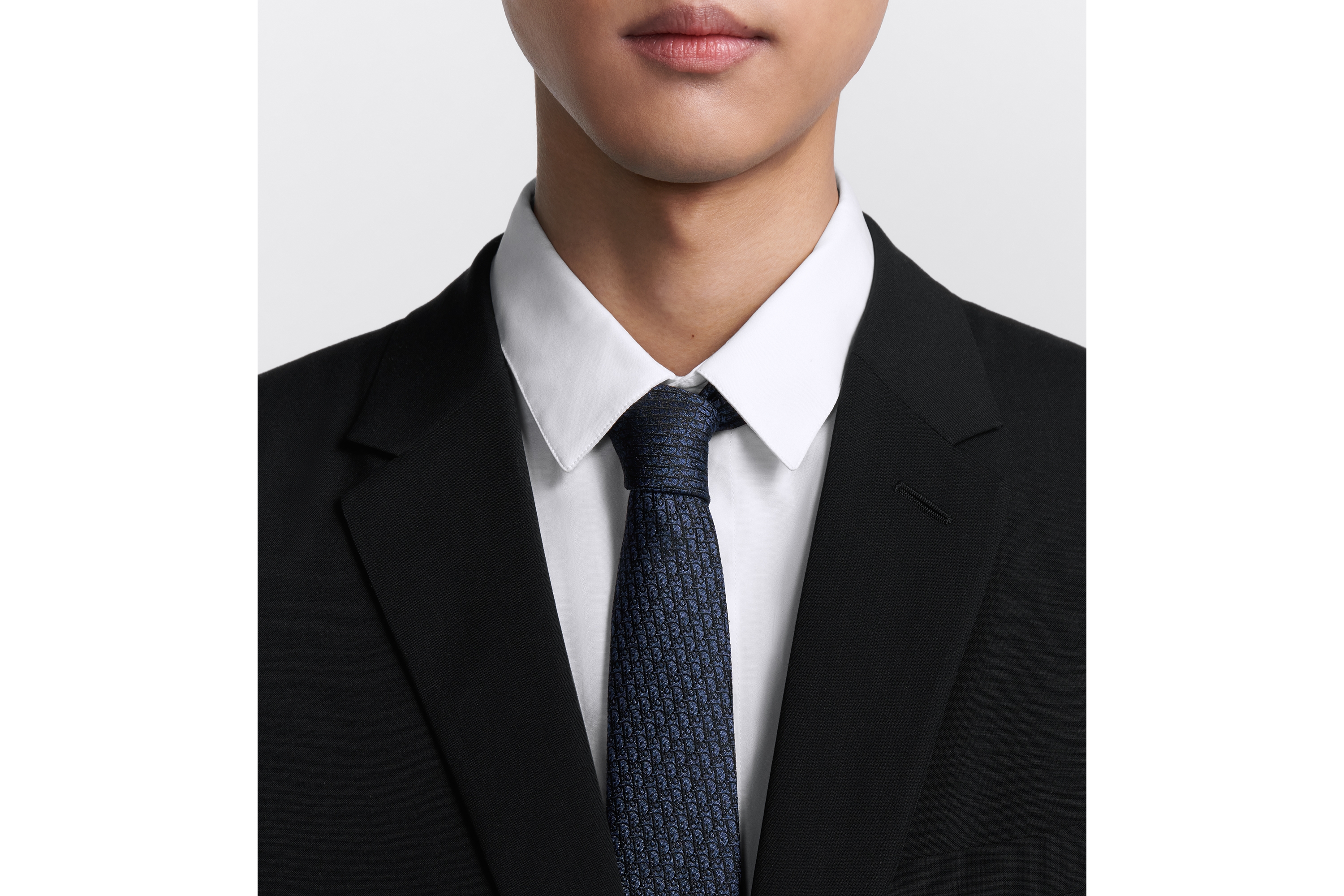 look_image_alt_prefix ربطة العنق Dior Oblique حرير باللونين الأزرق والأسود E36