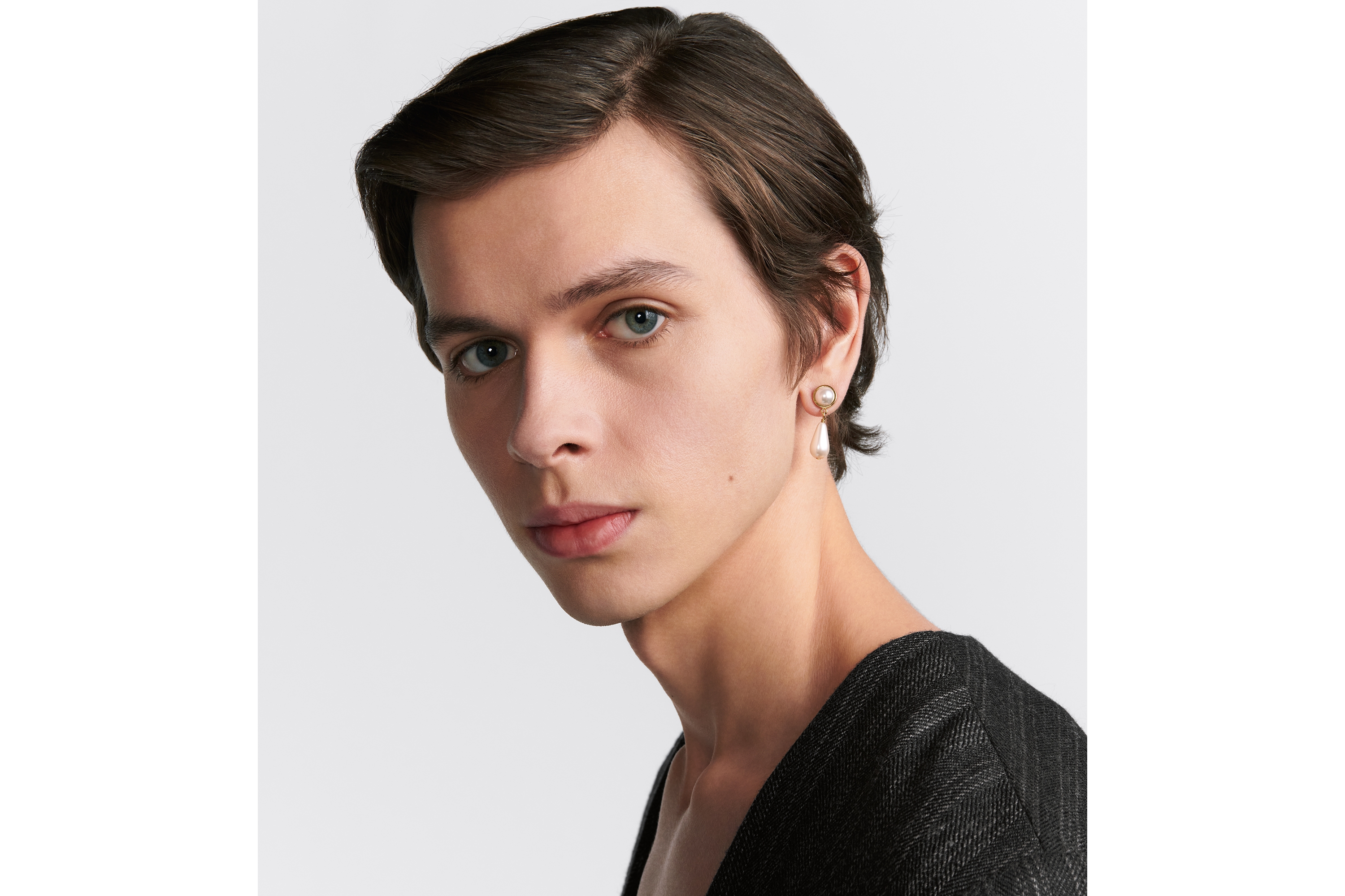 Look CD Pearls Earrings Gold-Finish Brass and White Crystal Pearls E39