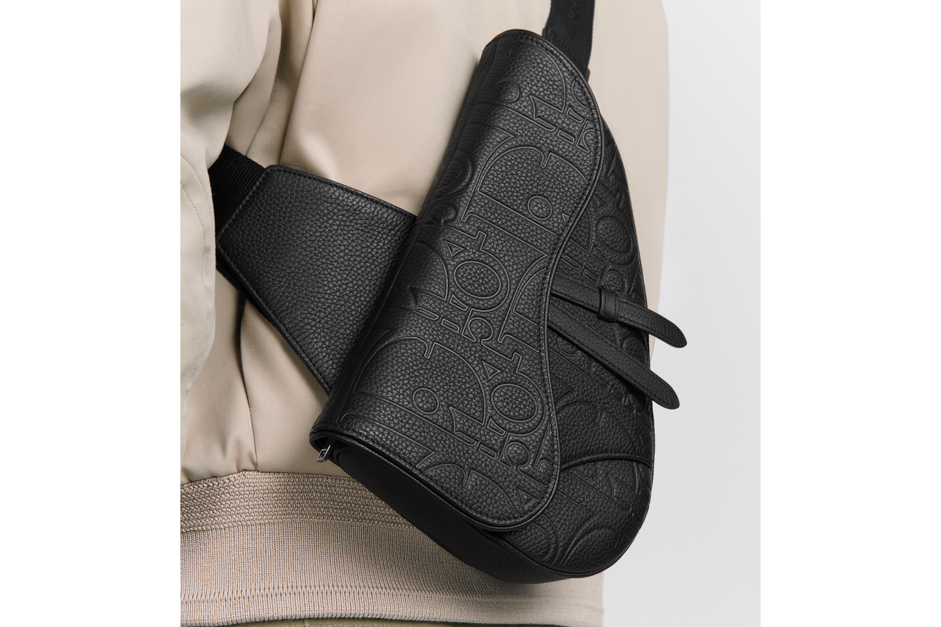 look_image_alt_prefix Borsa Saddle Pelle Dior Gravity e pelle di vitello granulata nere E20