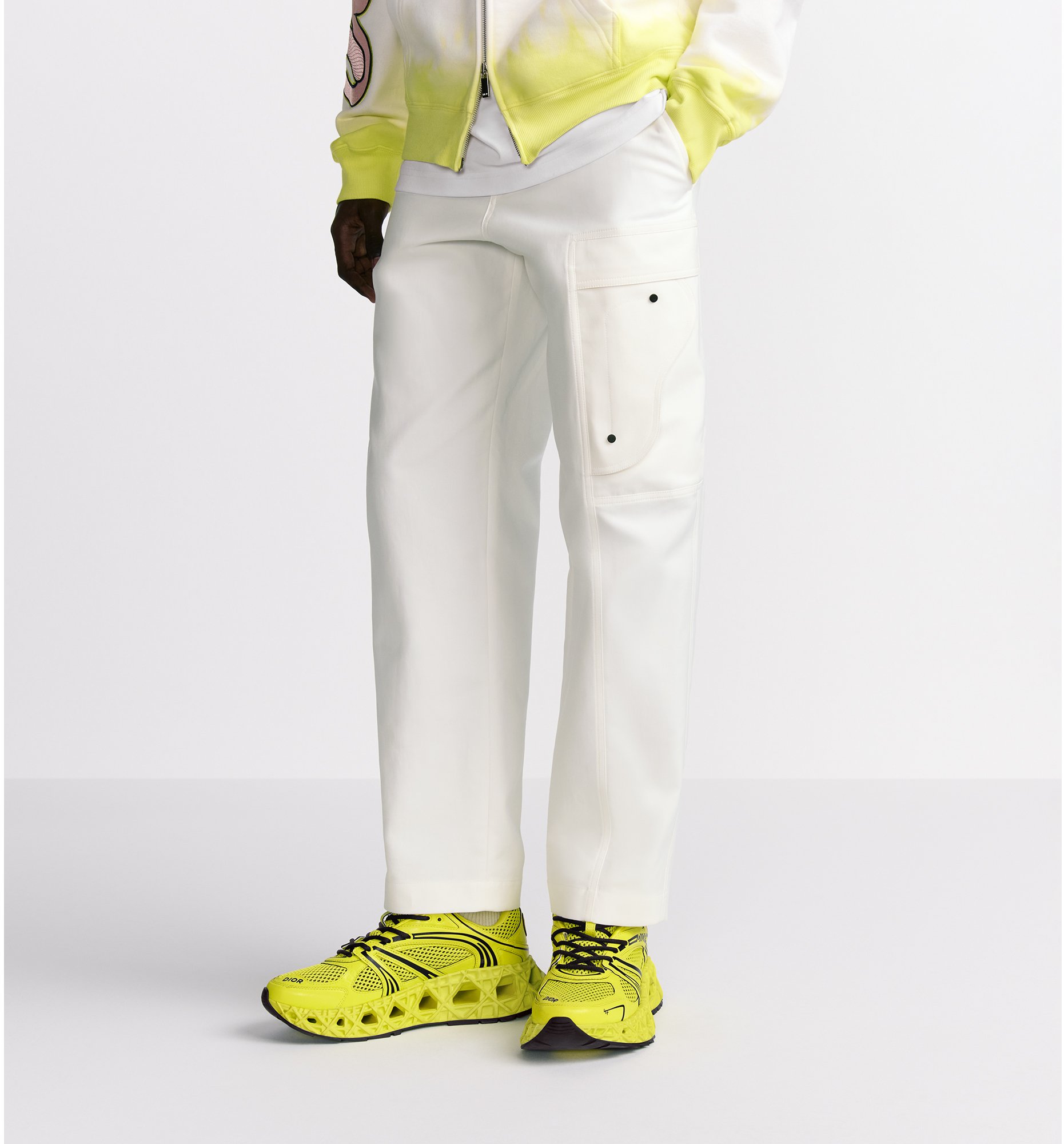 aria_look Pantalon cargo DIOR AND KAWS Vue portée croppée