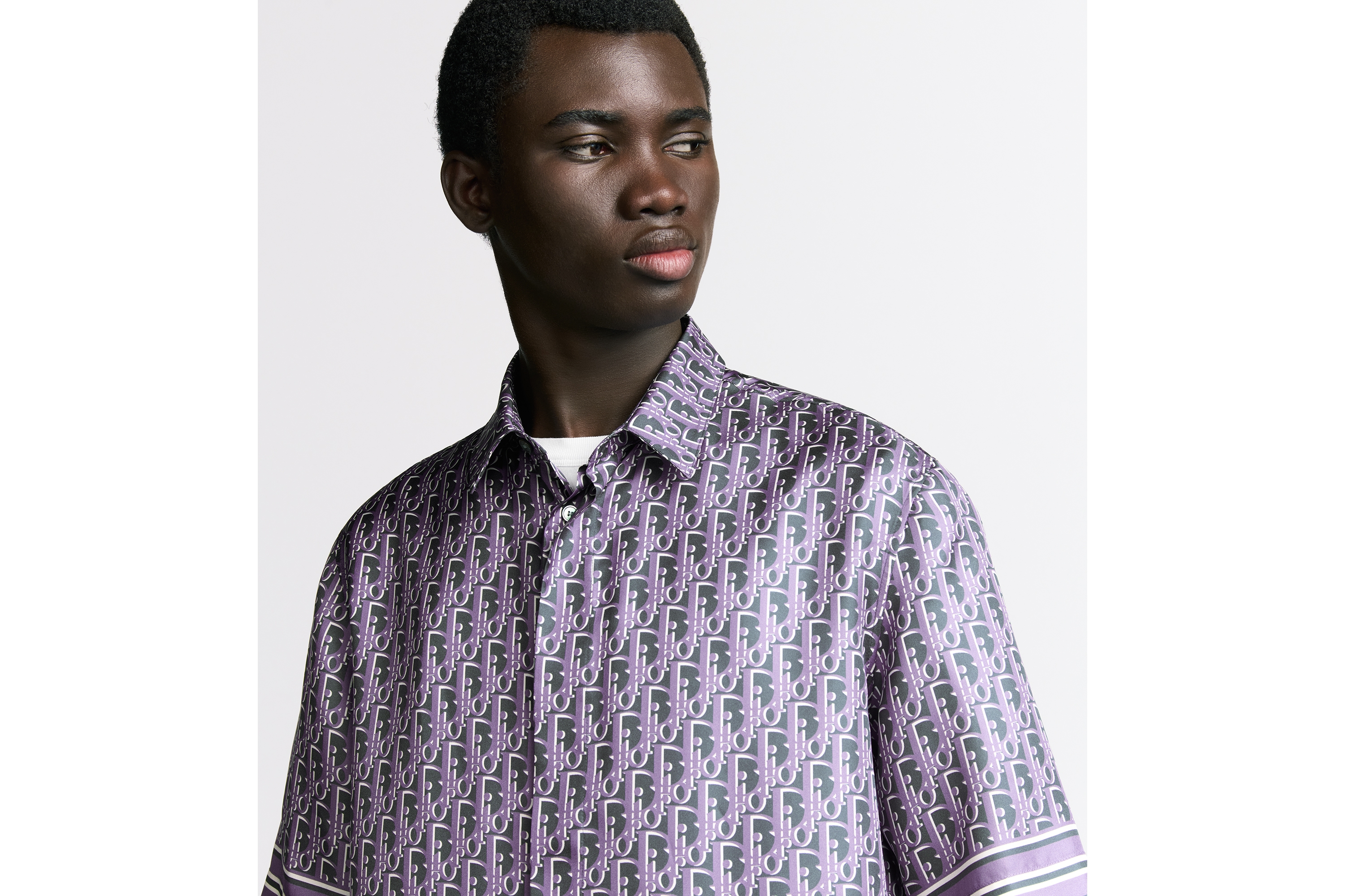 Look Chemise à manches courtes Dior Oblique Sergé de soie bleue et violette E10