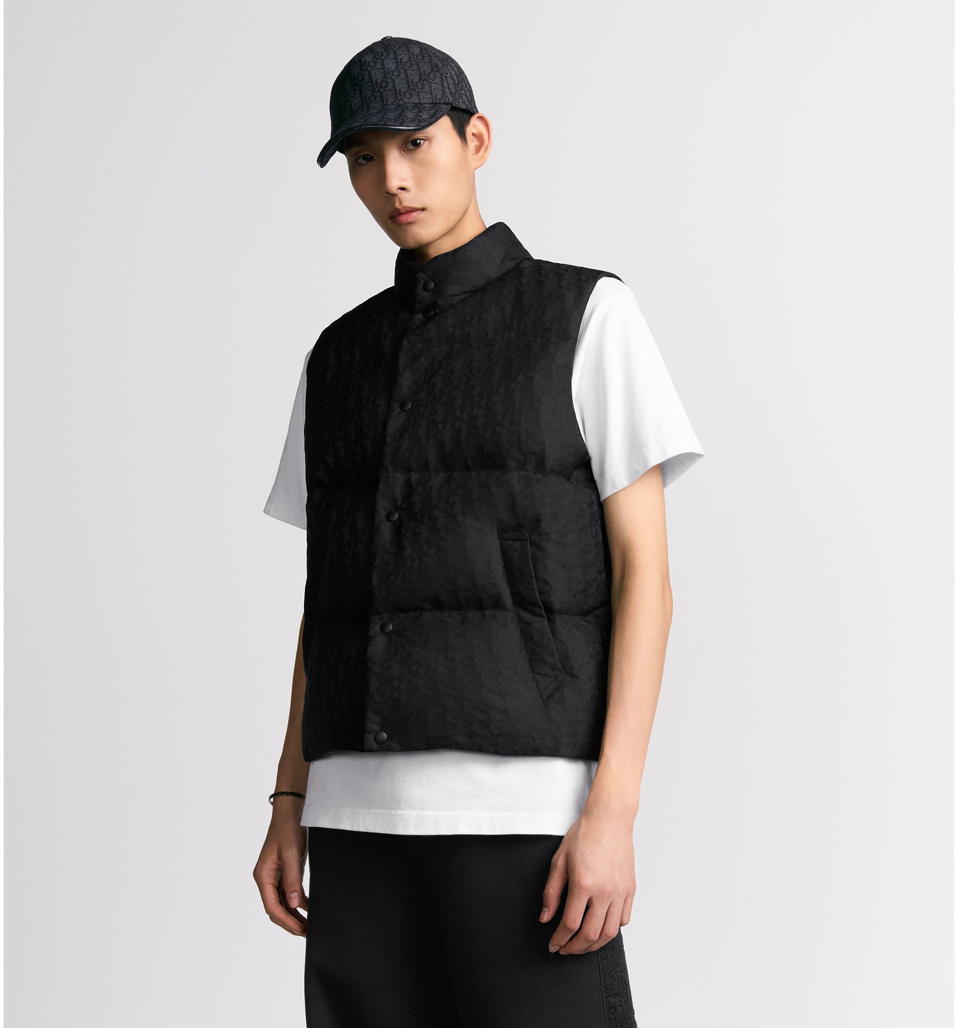 aria_look Dior Oblique Lightweight Puffer Vest Front view