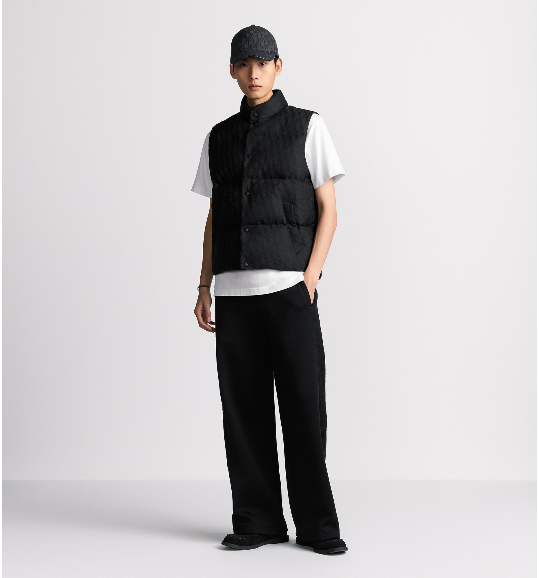aria_look Dior Oblique Lightweight Puffer Vest Profile view