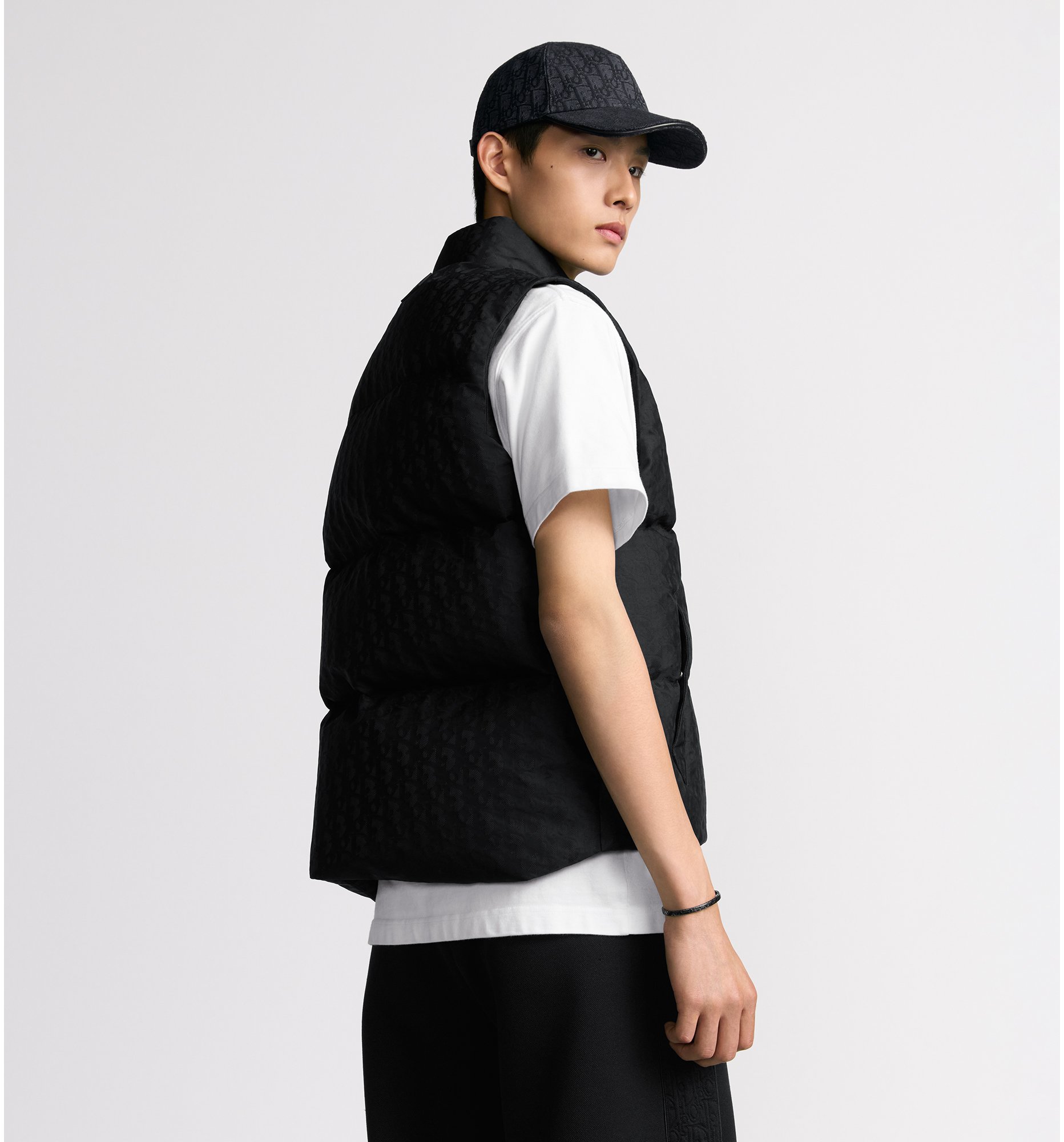 aria_look Dior Oblique Lightweight Puffer Vest Three quarter closed view