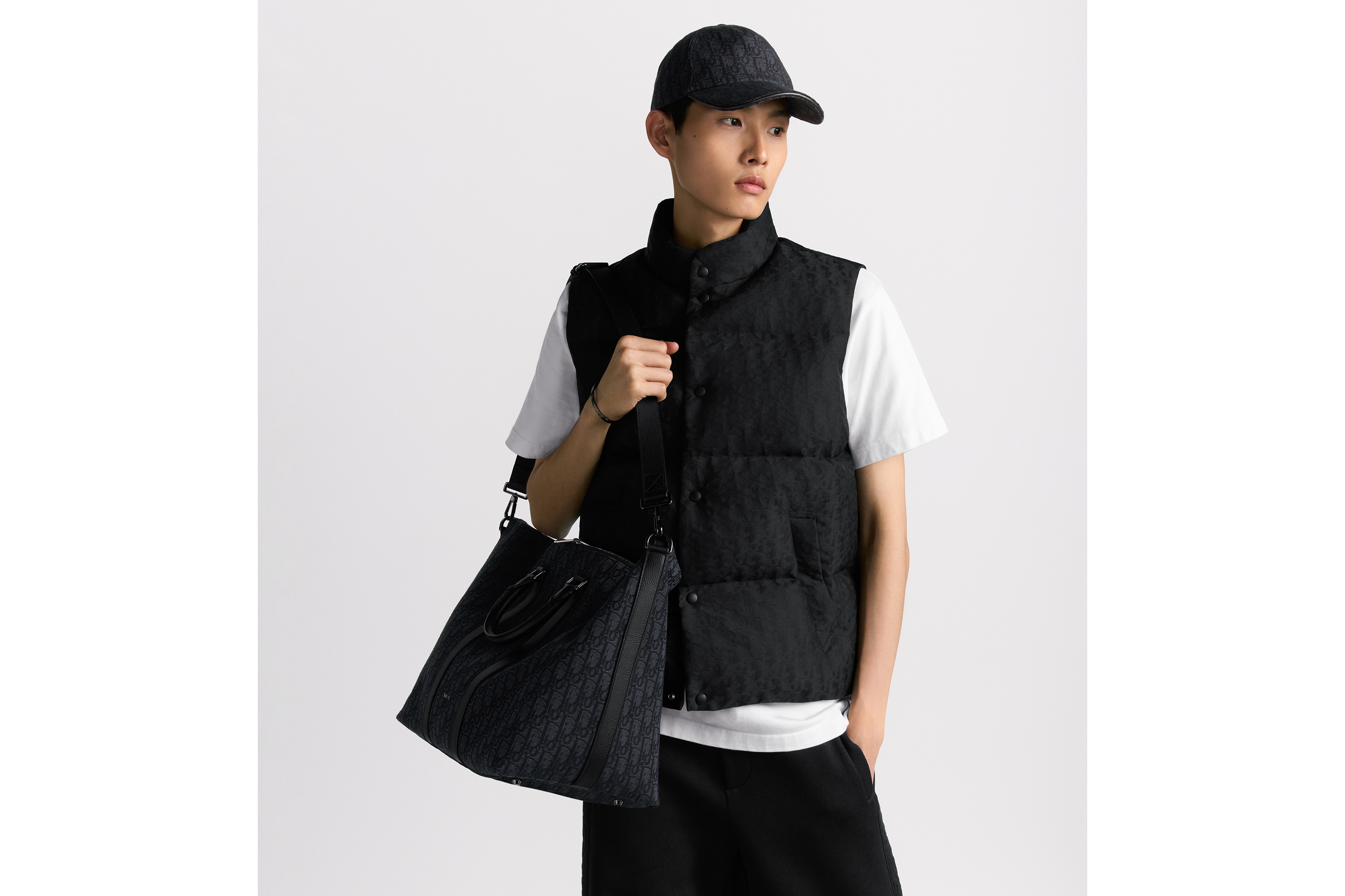 look_image_alt_prefix Weekender 40 백 블랙 Dior Oblique 자카드 & 블랙 그레인 송아지 가죽 E19