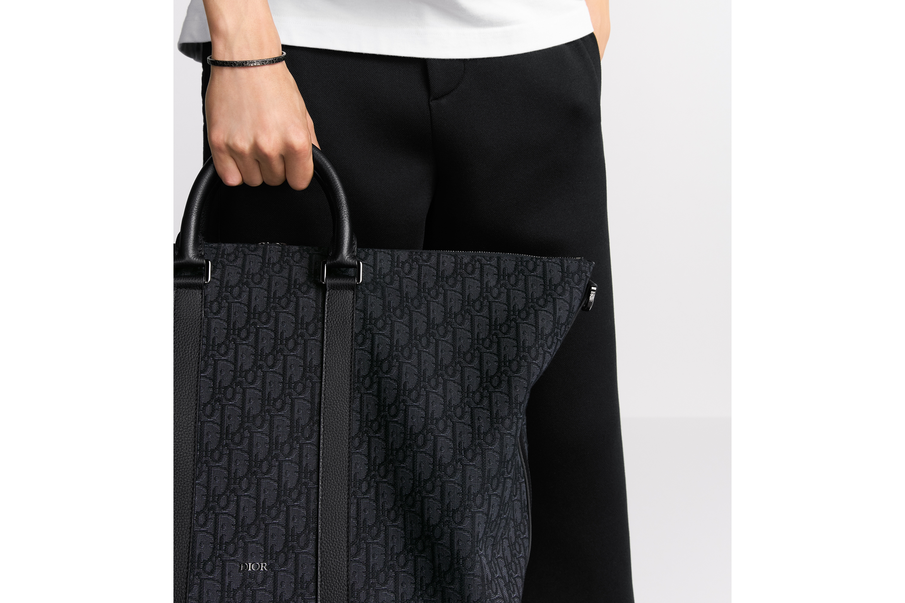 look_image_alt_prefix Weekender 40 백 블랙 Dior Oblique 자카드 & 블랙 그레인 송아지 가죽 E20