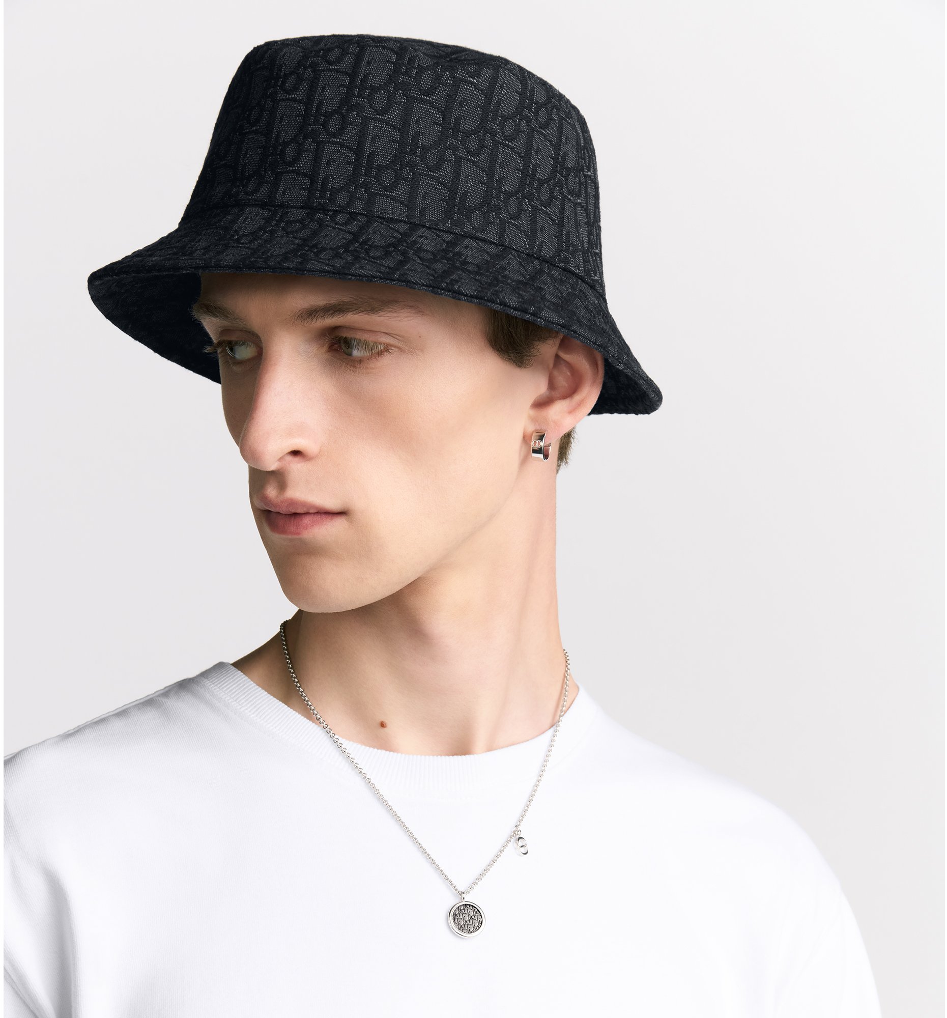 aria_look Dior Oblique Pendant Necklace