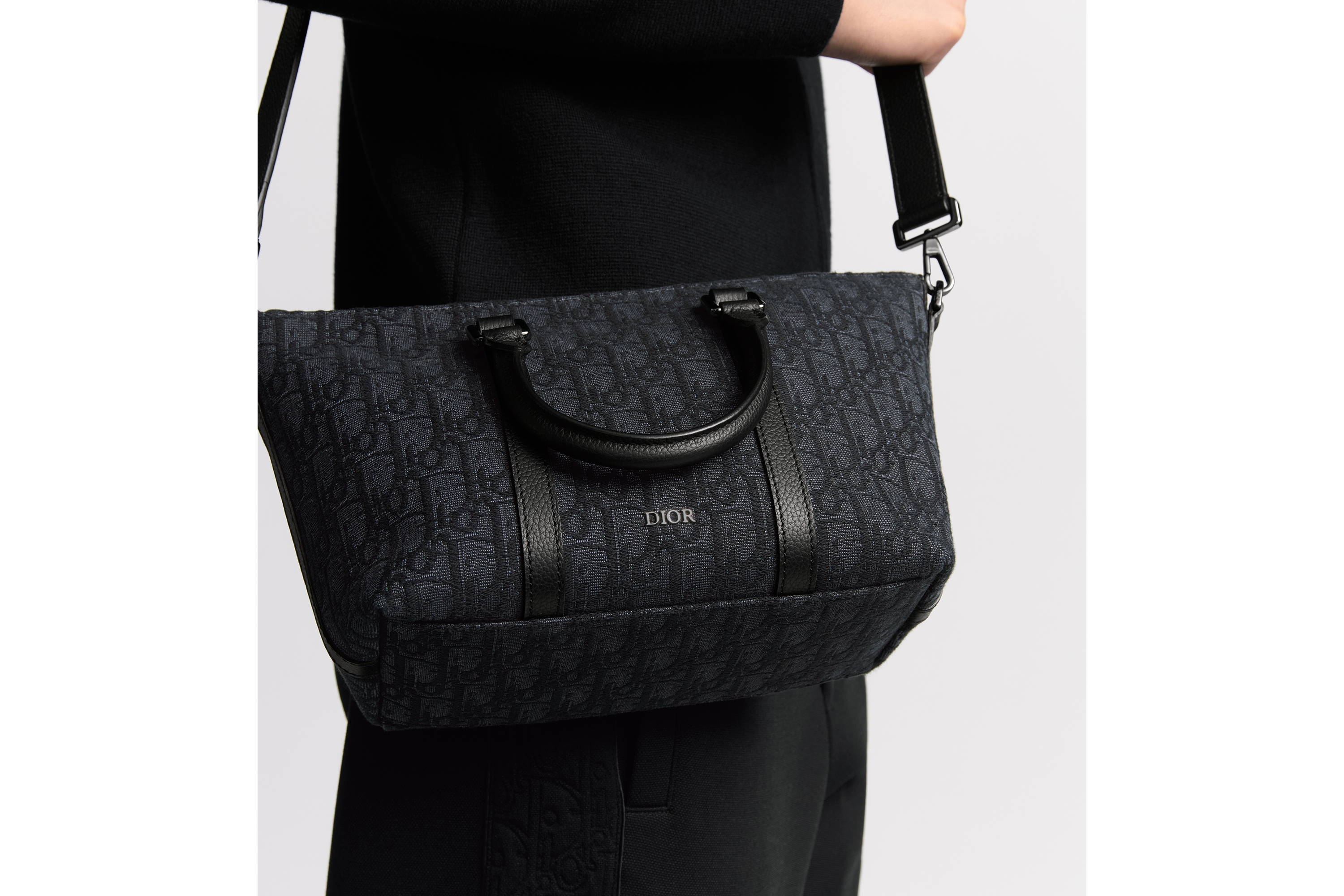 Look Weekender 25 Toile jacquard Dior Oblique noir et cuir de veau grainé noir E20