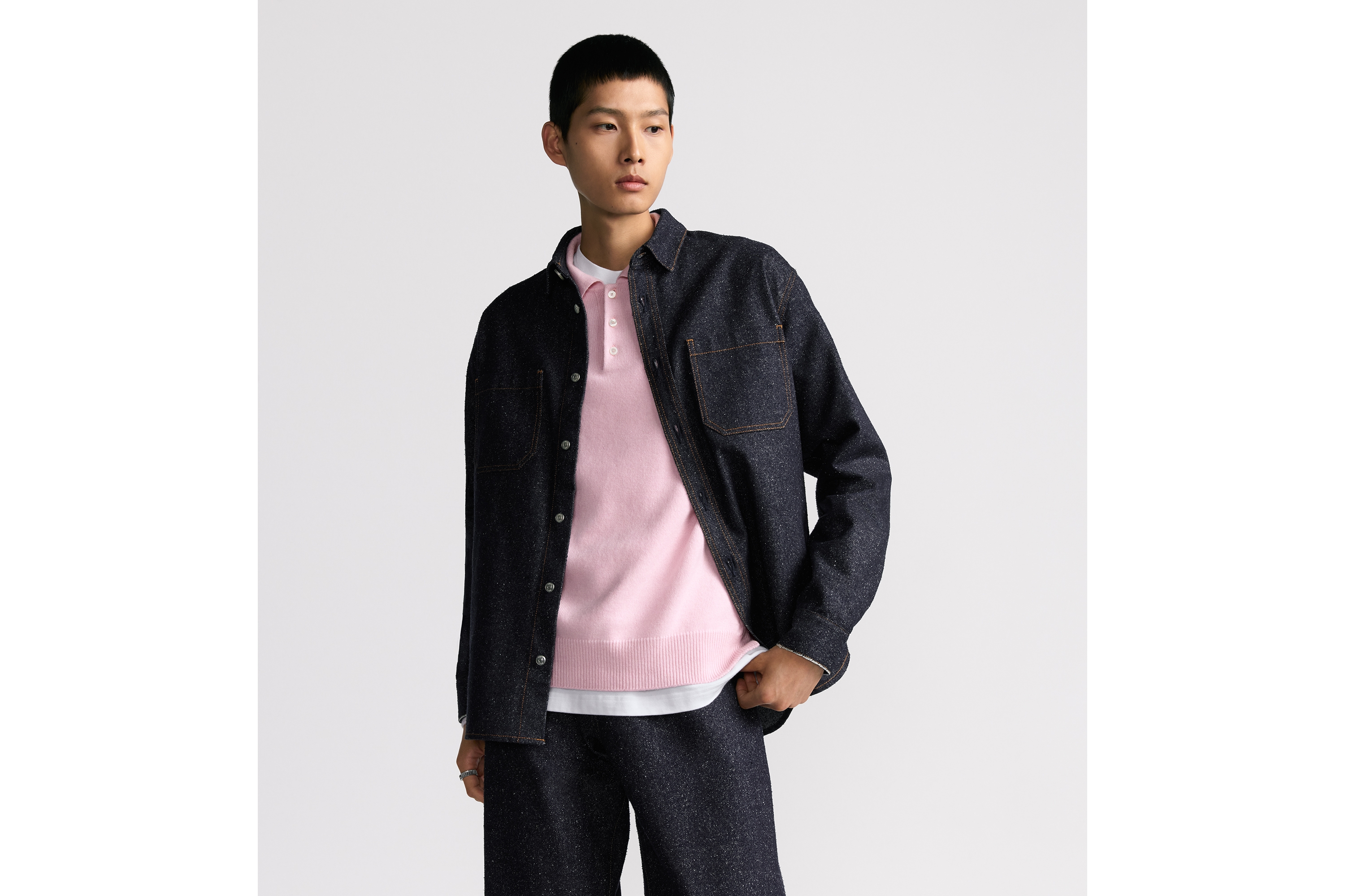 look_image_alt_prefix เสื้อโอเวอร์เชิ้ต Dior Icons ผ้าไหมทวิลล์สีน้ำเงินเนวี่ E01