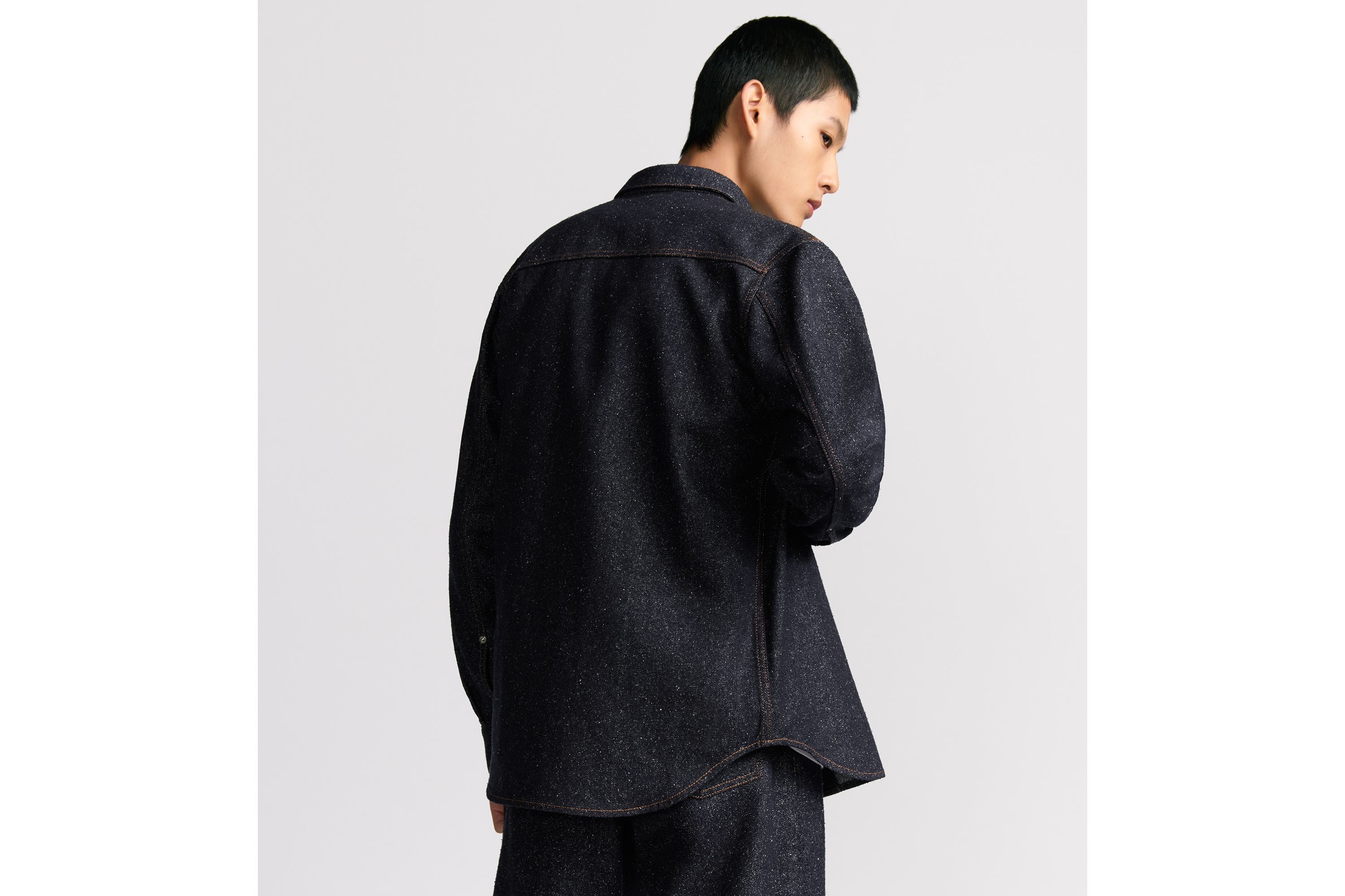 look_image_alt_prefix เสื้อโอเวอร์เชิ้ต Dior Icons ผ้าไหมทวิลล์สีน้ำเงินเนวี่ E03