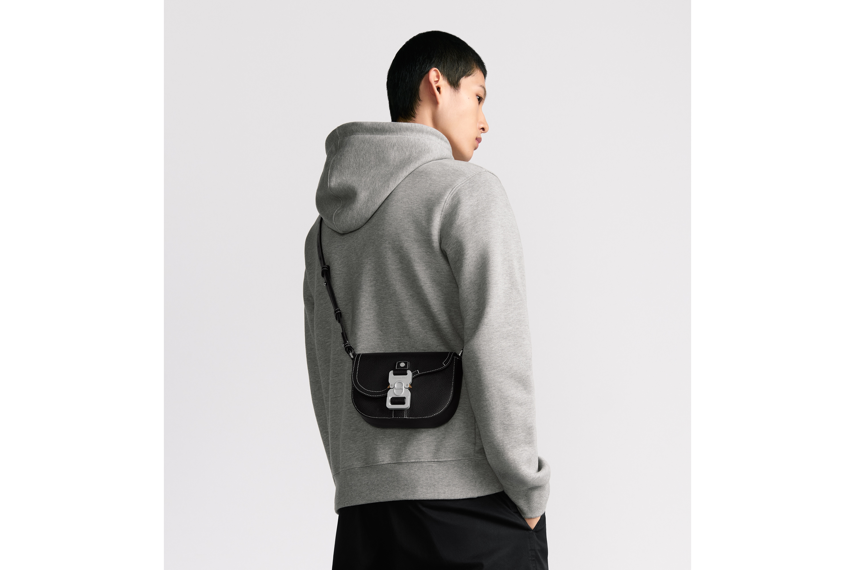 Look Mini sac Messenger à rabat Saddle Cuir de veau grainé noir E19