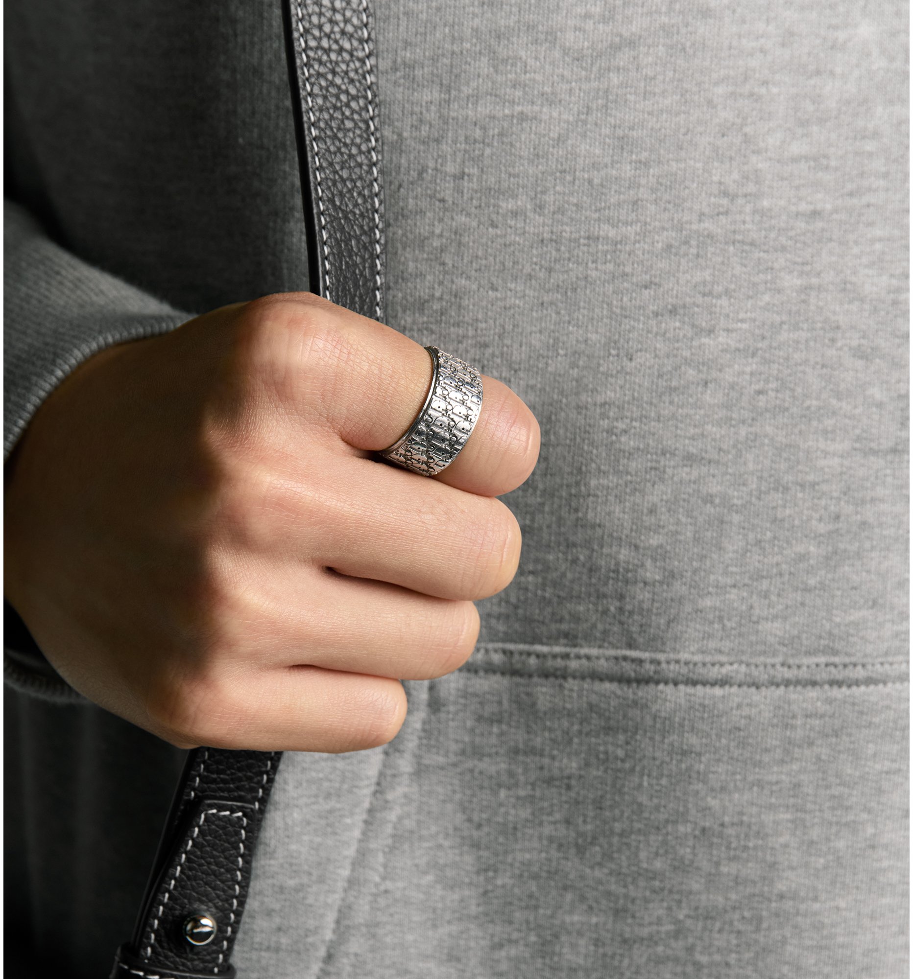 aria_look Dior Oblique Ring