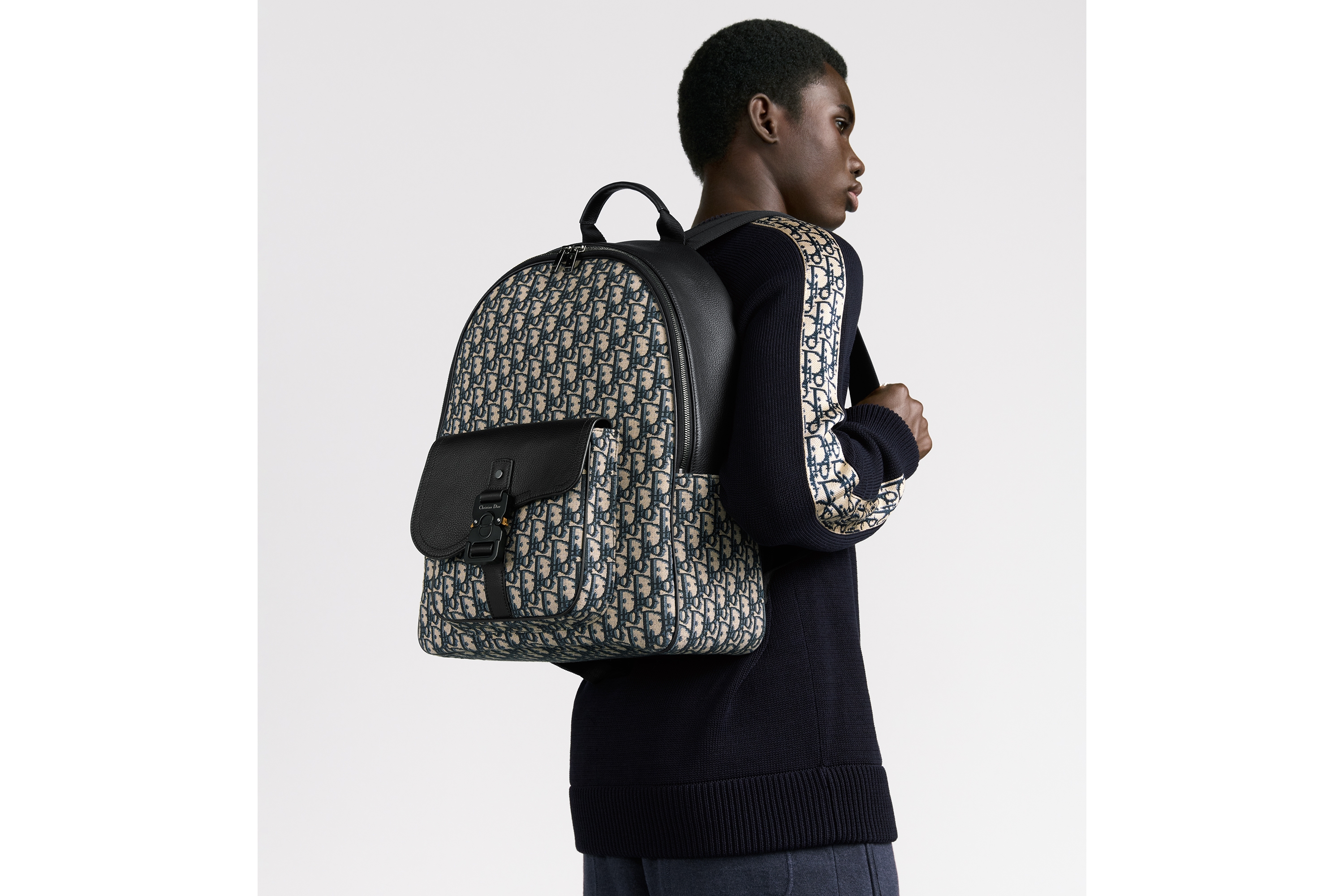 look_image_alt_prefix Saddle 拉鍊後背包 米色和黑色 Dior Oblique 緹花搭配黑色粒面小牛皮 E19