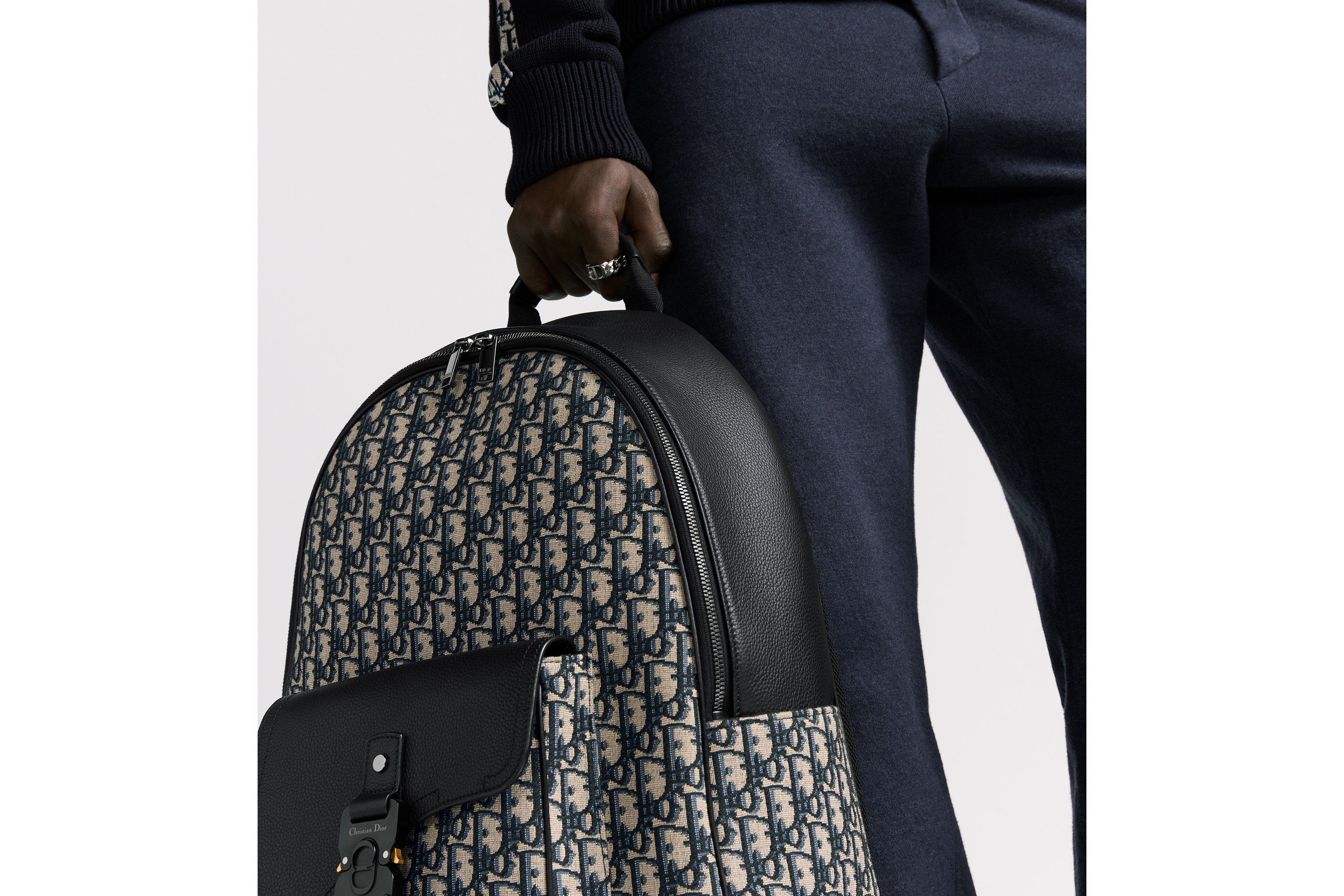 look_image_alt_prefix Saddle 拉鍊後背包 米色和黑色 Dior Oblique 緹花搭配黑色粒面小牛皮 E20