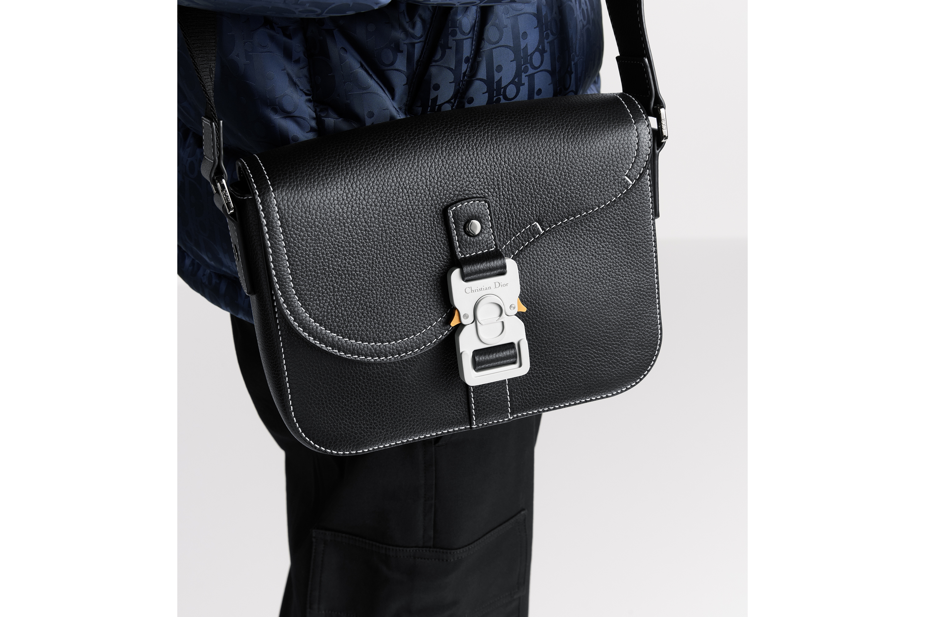 look_image_alt_prefix Bolso messenger Saddle pequeño con solapa Piel de becerro graneada negra E20