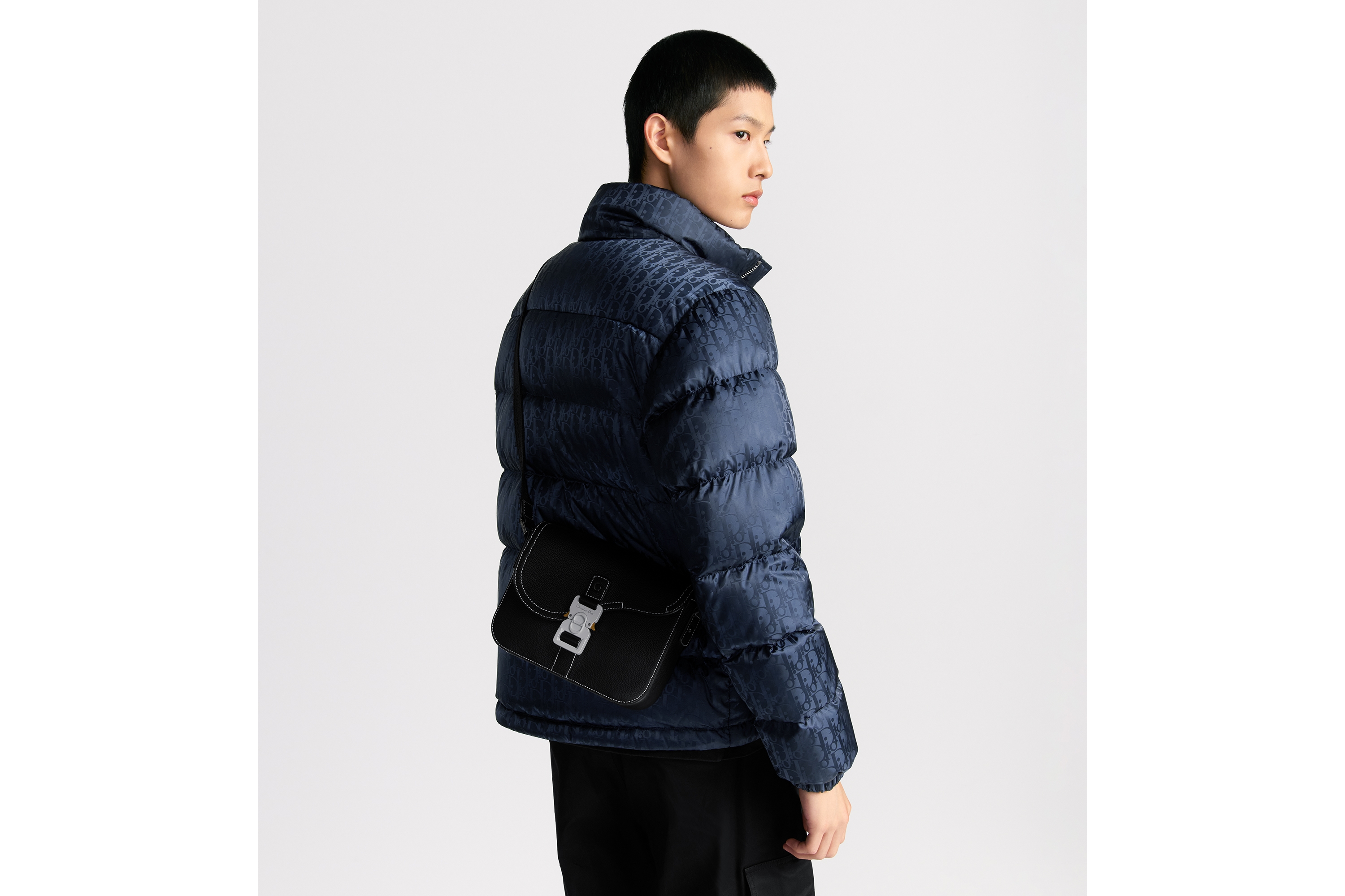 look_image_alt_prefix Bolso messenger Saddle pequeño con solapa Piel de becerro graneada negra E21