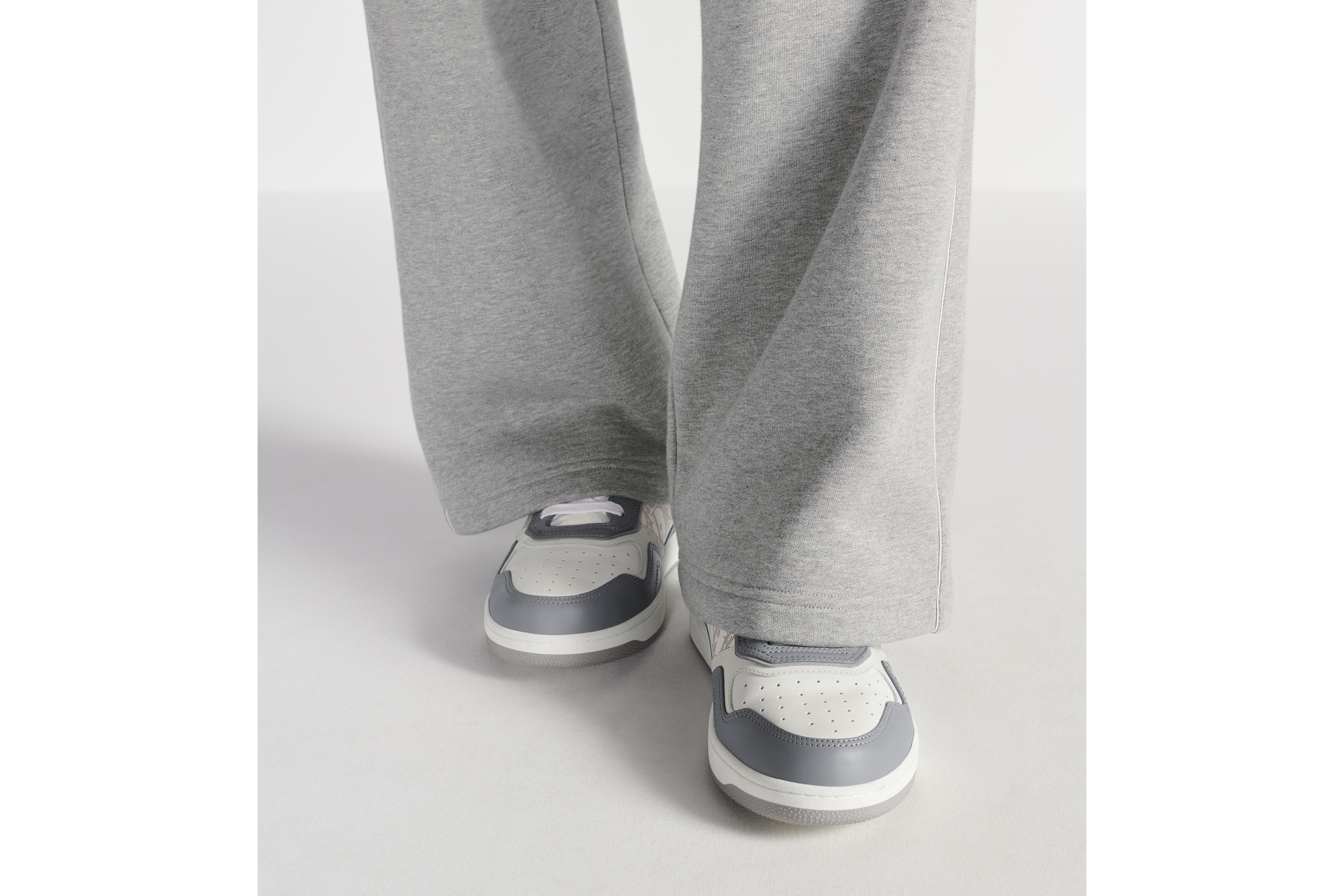 look_image_alt_prefix รองเท้าสนีกเกอร์ทรงข้อต่ำ B27 Uptown หนังลูกวัวแบบเรียบสีเทา Dior และหนัง Dior Oblique Galaxy สีขาว E23