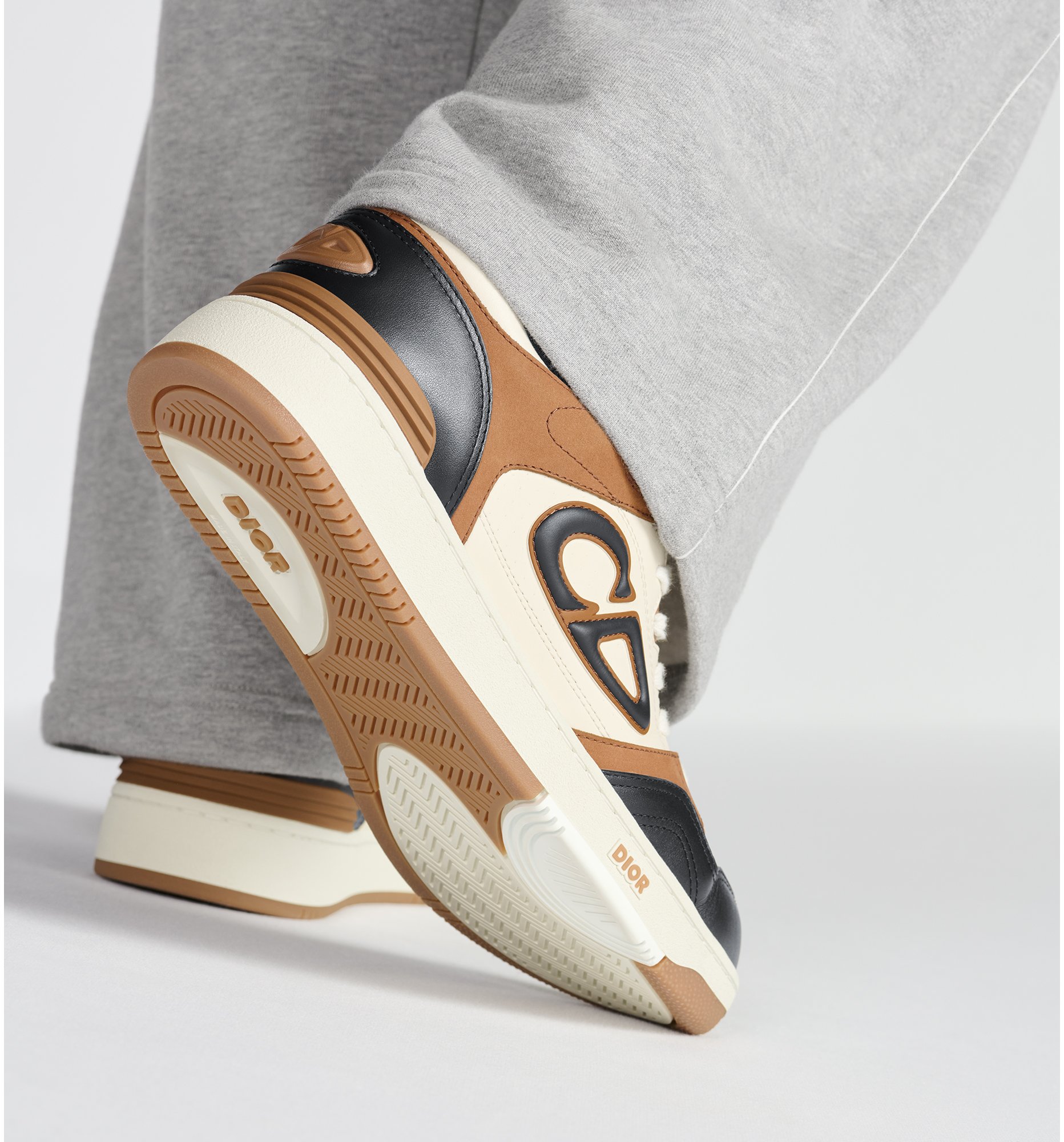 aria_look B57 Dribble Low-Top Sneaker