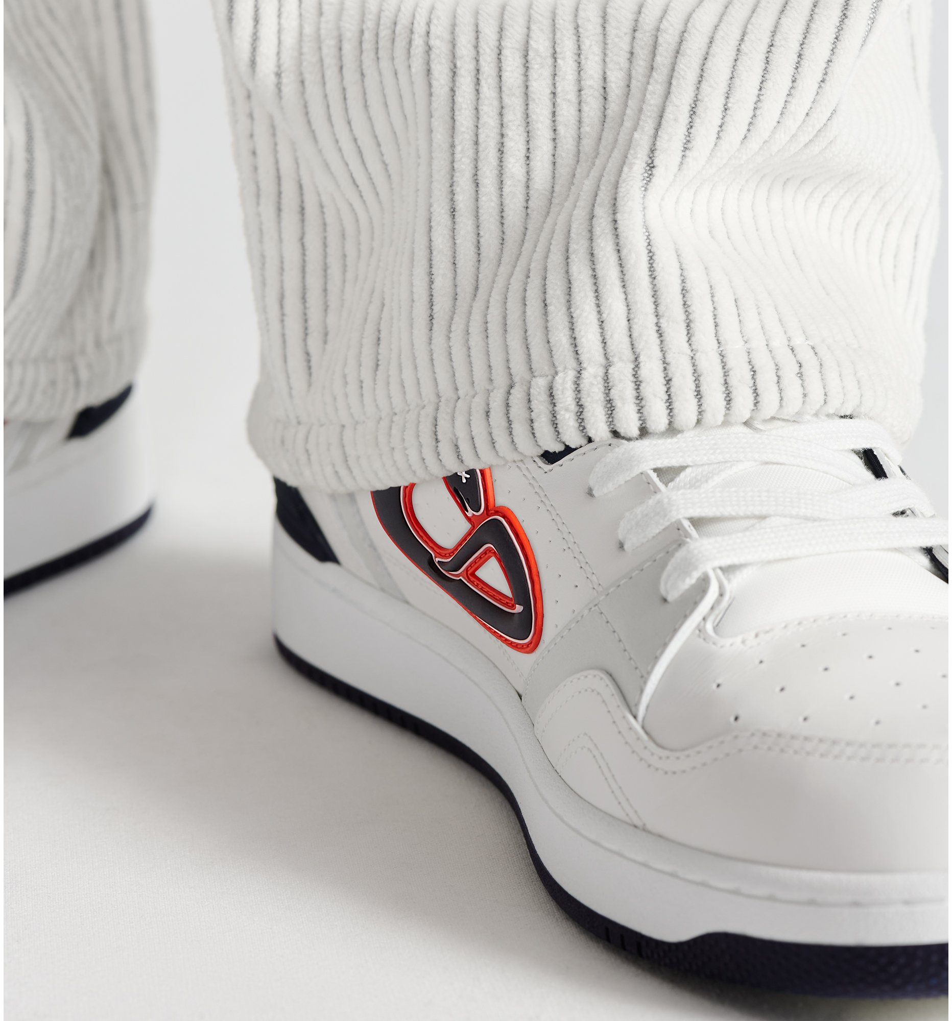 aria_look Sneaker B57 Dribble basse DIOR AND KAWS – ÉDITION LIMITÉE ET NUMÉROTÉE