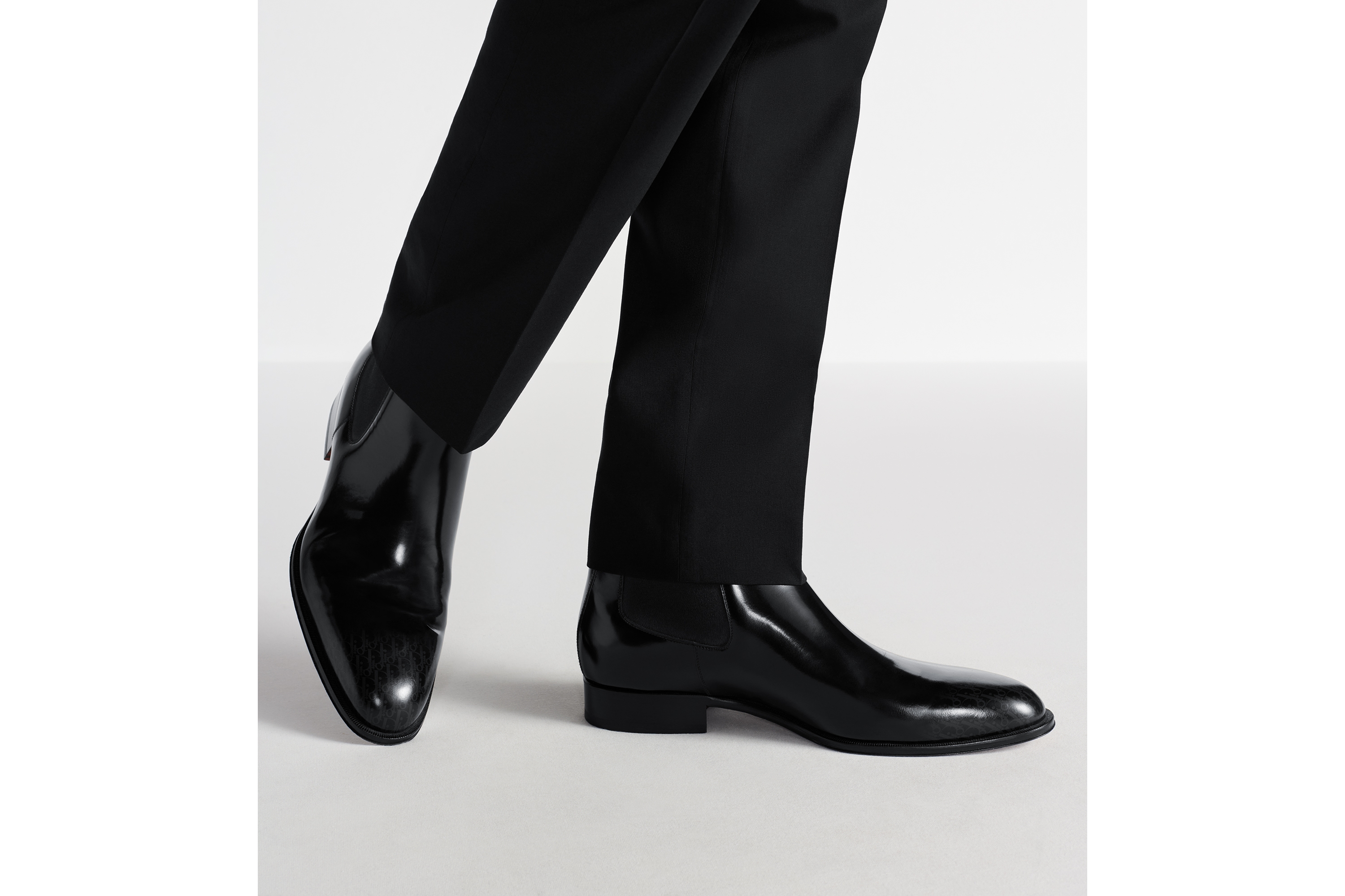 look_image_alt_prefix Botín Chelsea Dior Timeless Piel de becerro gris y negra patinada con degradado Dior Oblique E23