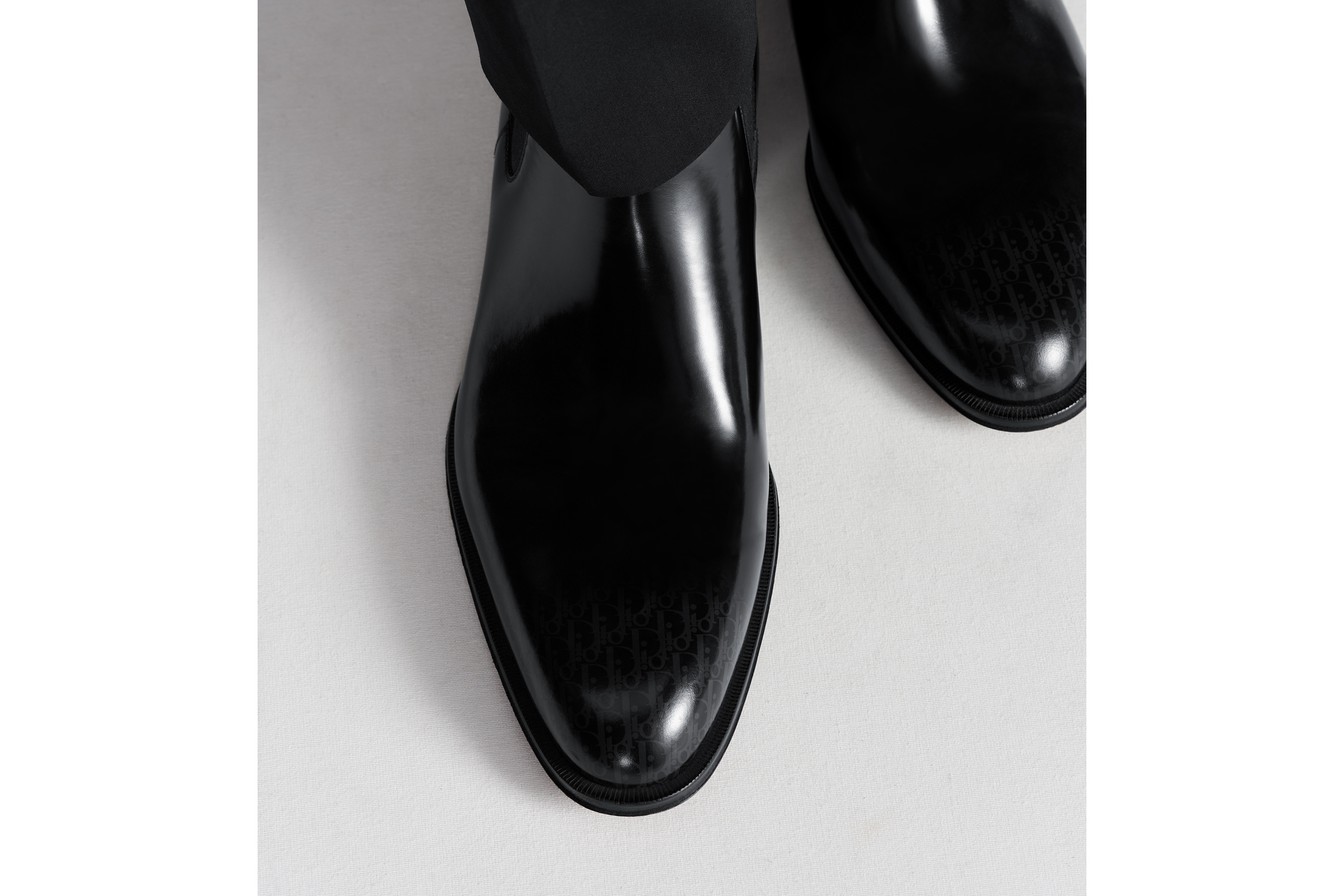 look_image_alt_prefix Botín Chelsea Dior Timeless Piel de becerro gris y negra patinada con degradado Dior Oblique E25