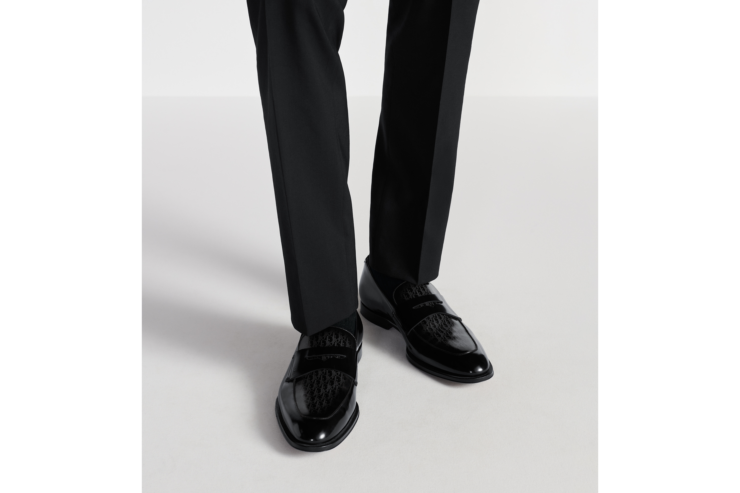 look_image_alt_prefix Dior Timeless 로퍼 Dior Oblique 그라데이션 & 블랙 유광 송아지 가죽 E23