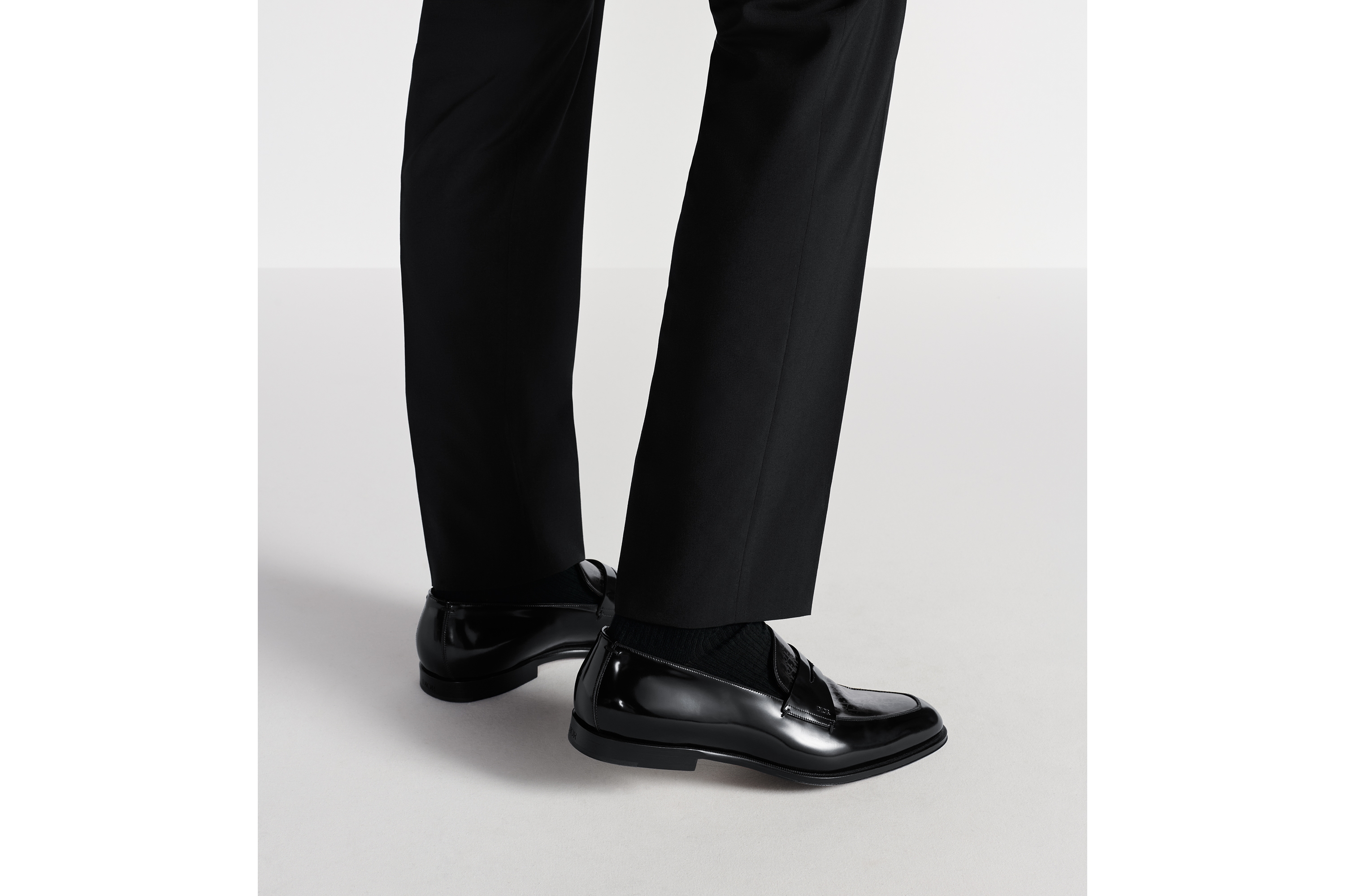 look_image_alt_prefix Dior Timeless 로퍼 Dior Oblique 그라데이션 & 블랙 유광 송아지 가죽 E24