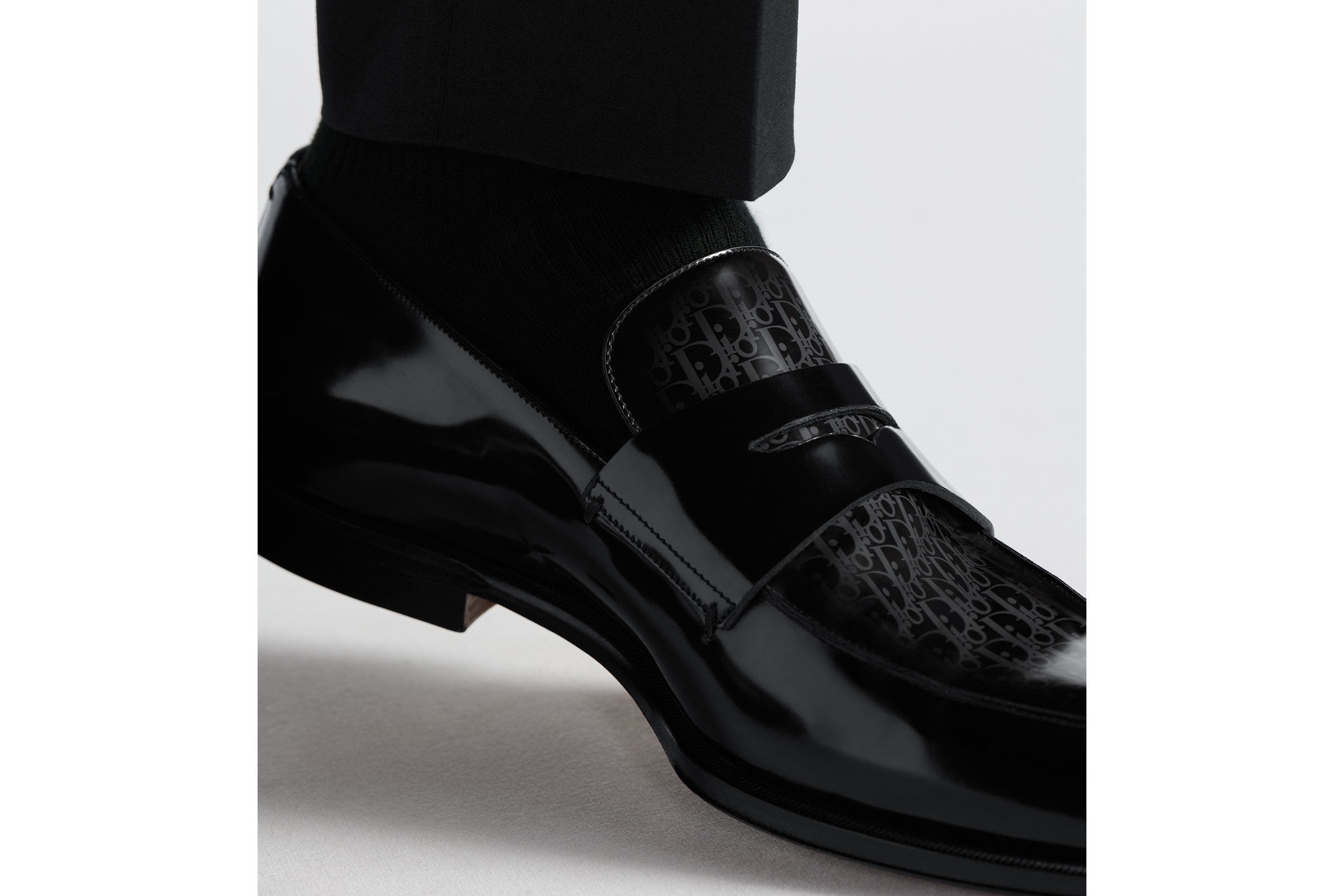 look_image_alt_prefix Dior Timeless 로퍼 Dior Oblique 그라데이션 & 블랙 유광 송아지 가죽 E25