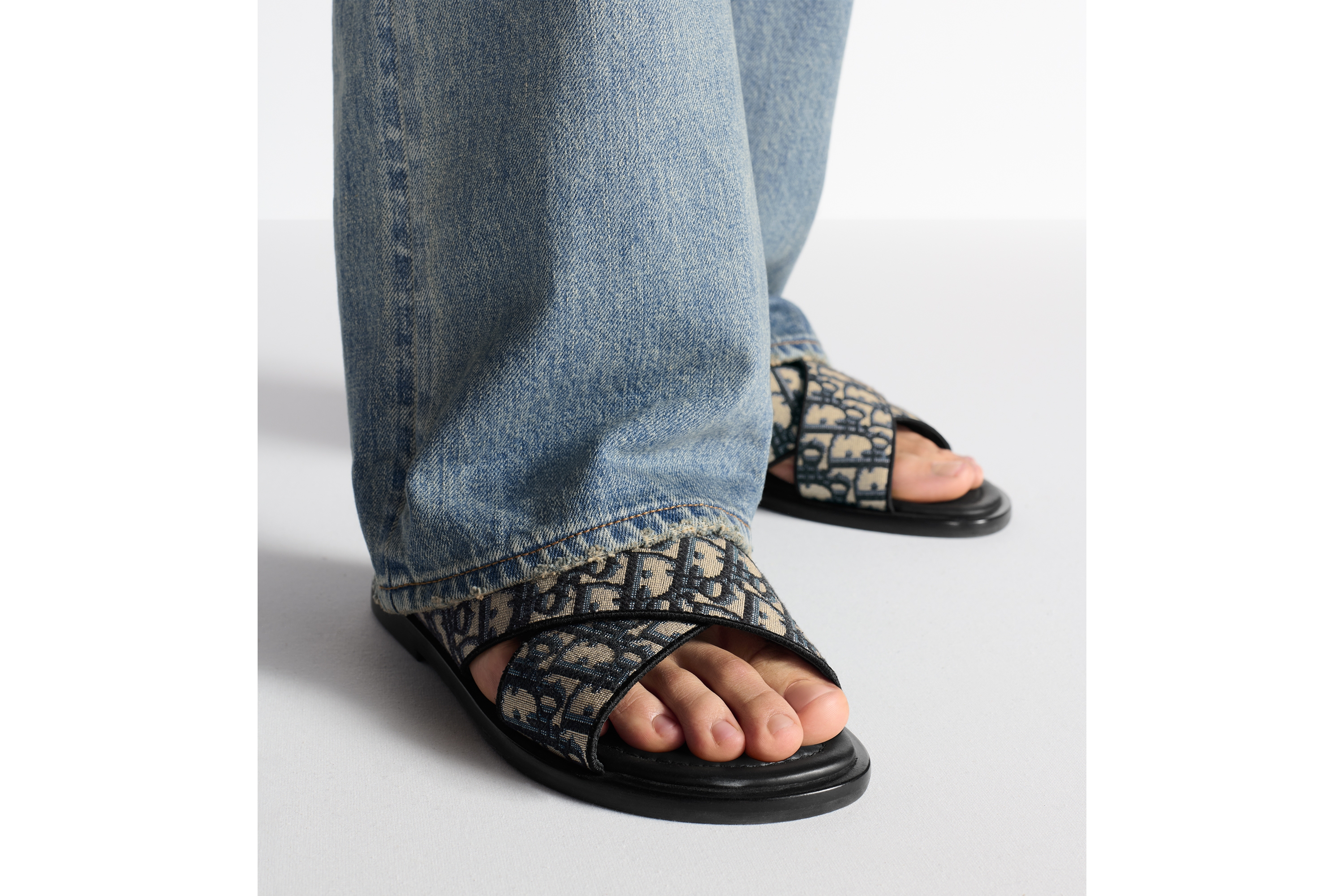 look_image_alt_prefix Dior Alias Sandale Dior Oblique Jacquard in Beige und Schwarz E24