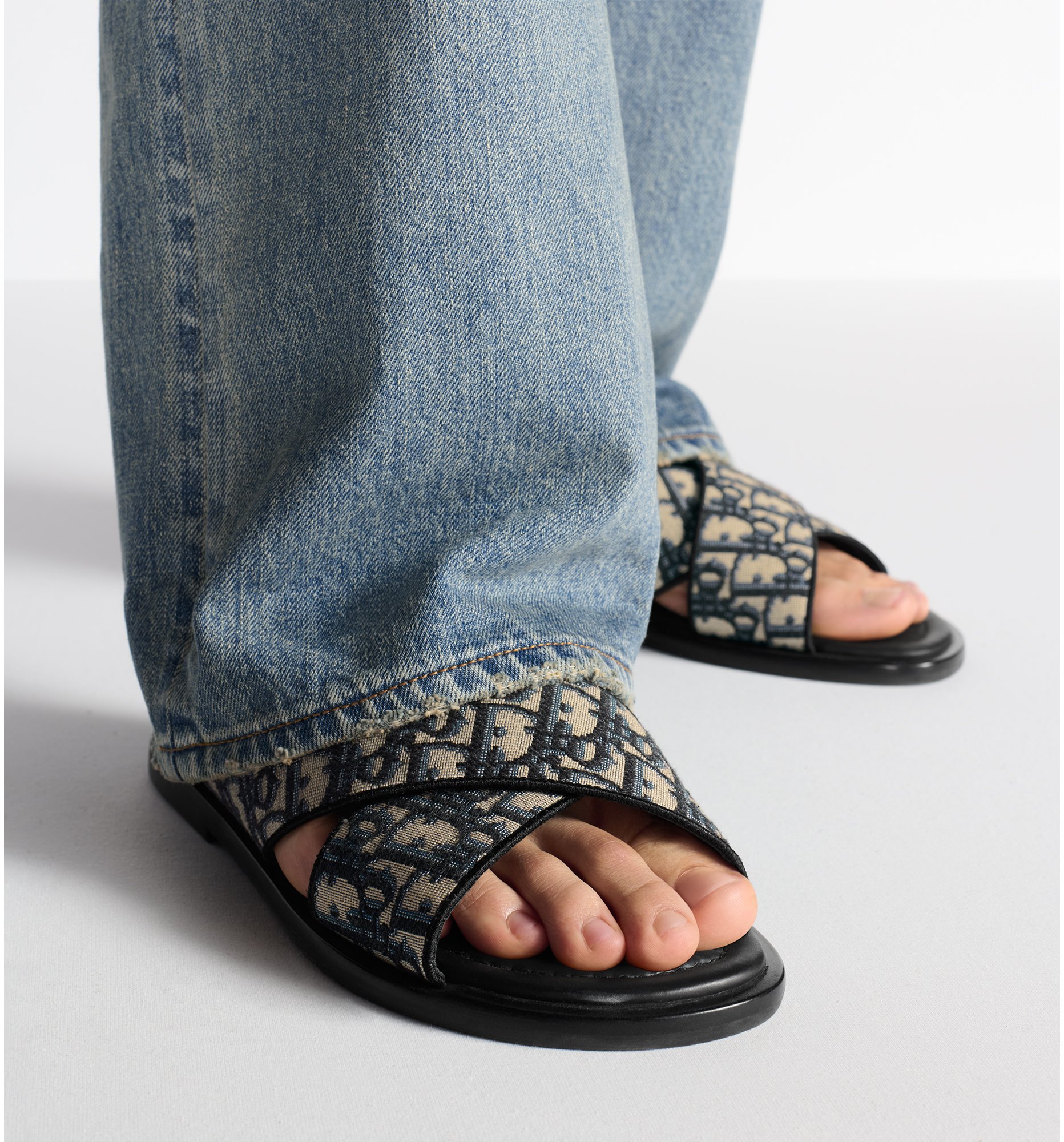 aria_look Dior Alias Sandal