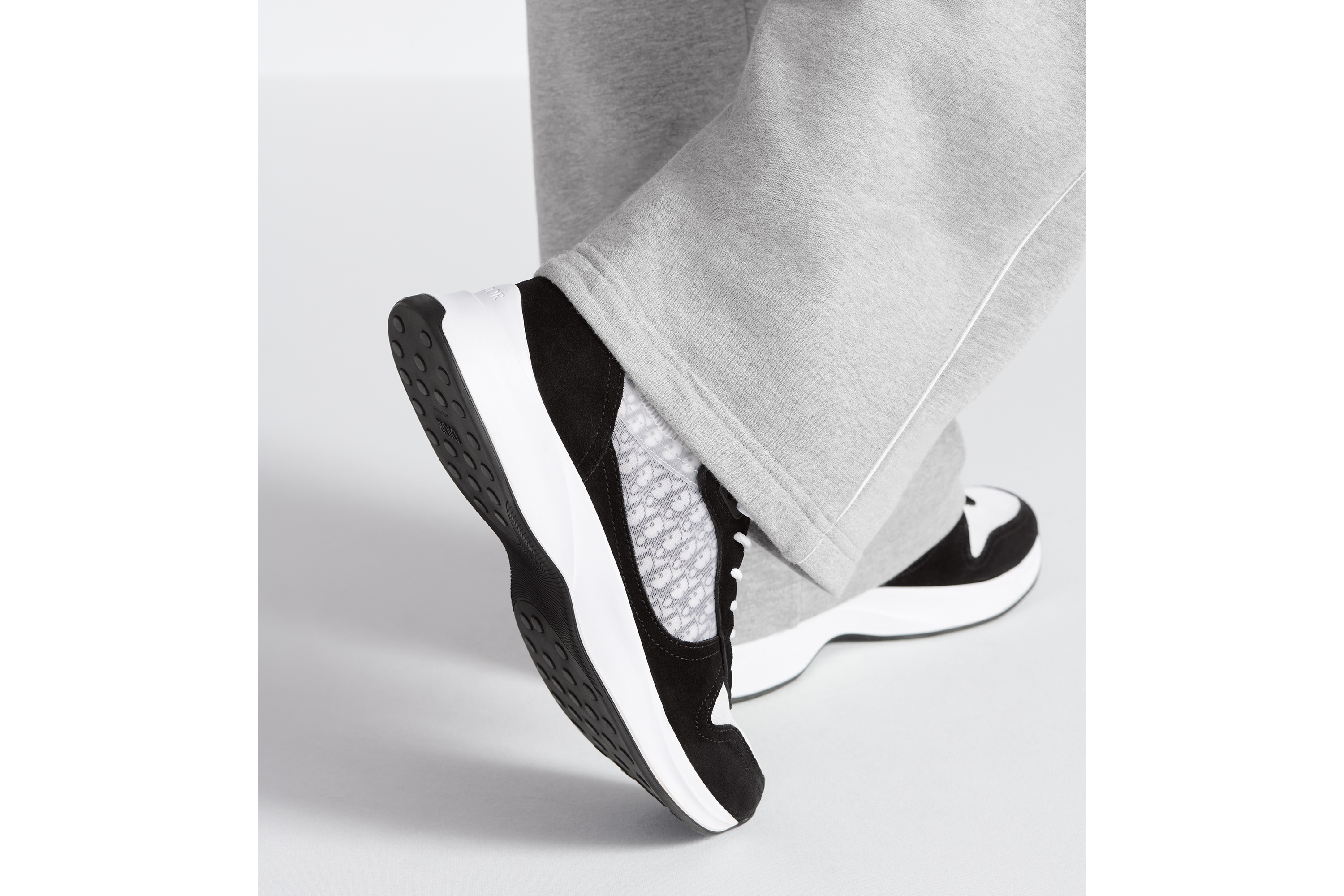 look_image_alt_prefix B25 Runner-sneaker Zwarte suède, witte technische mesh en zwart Dior Oblique-canvas E24