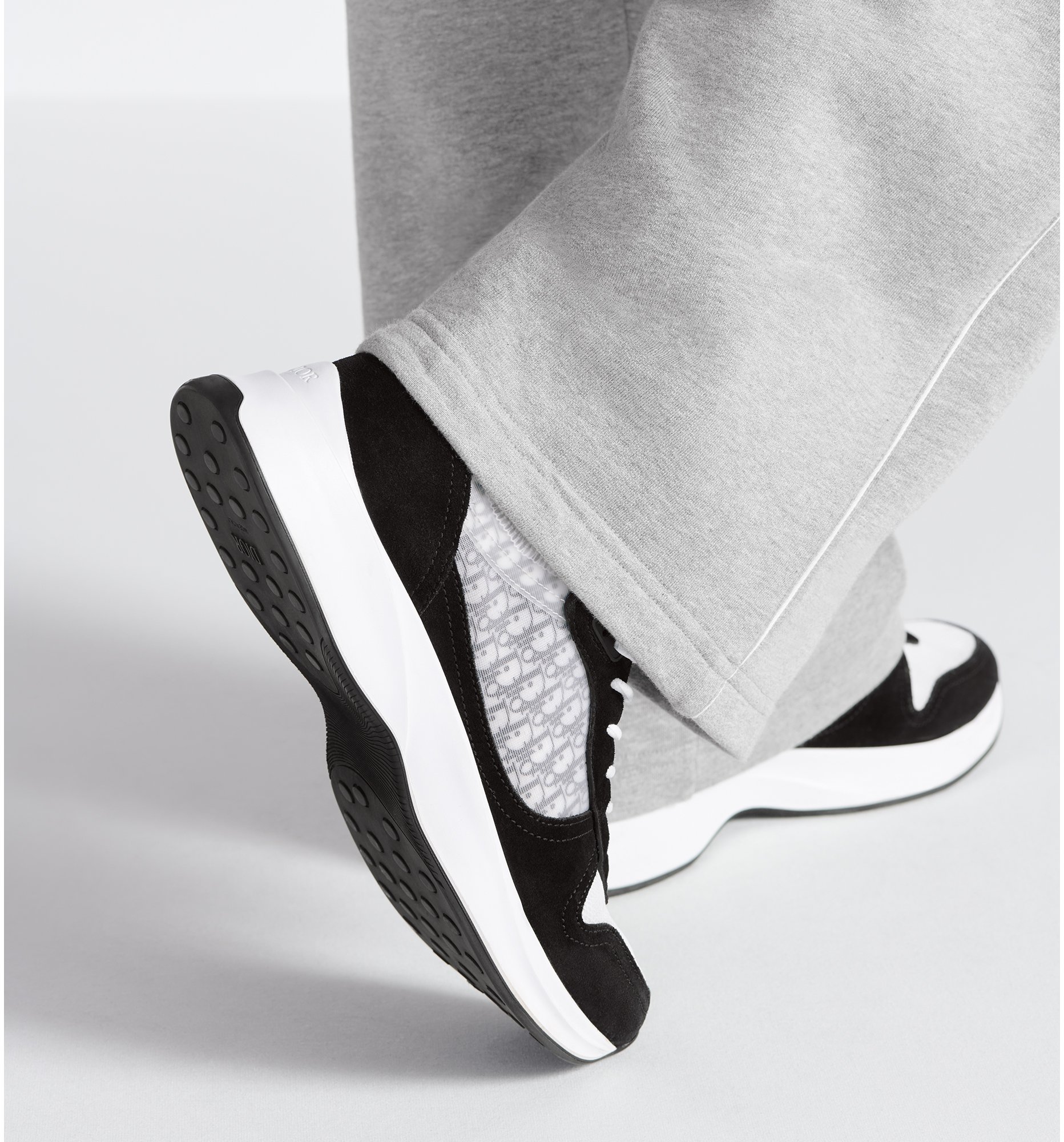 aria_look B25 Runner Sneaker