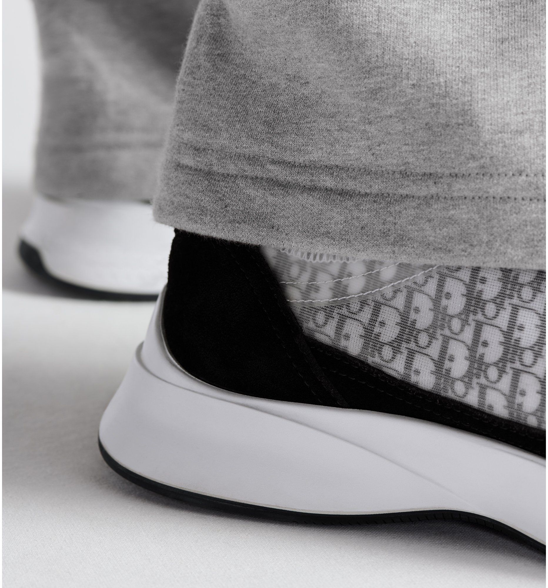 aria_look B25 Runner Sneaker