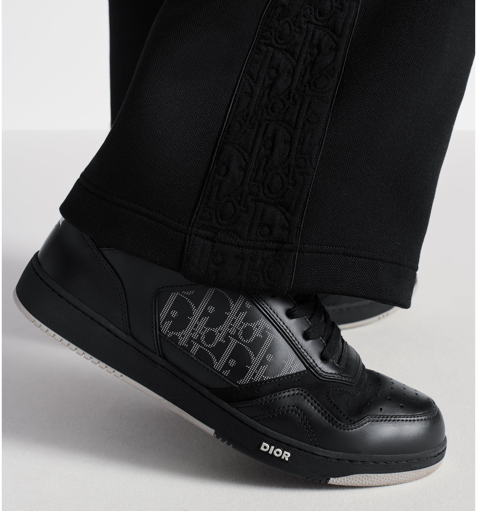 B27 Low-Top Sneaker