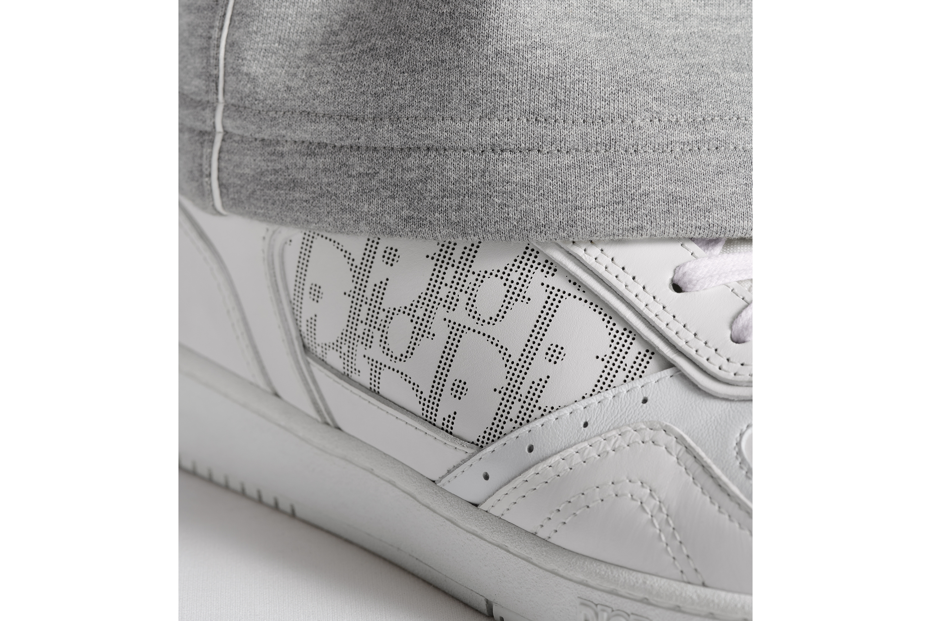 Look B27 Uptown Low-Top Sneaker White Smooth Calfskin and White Dior Oblique Galaxy Leather E25