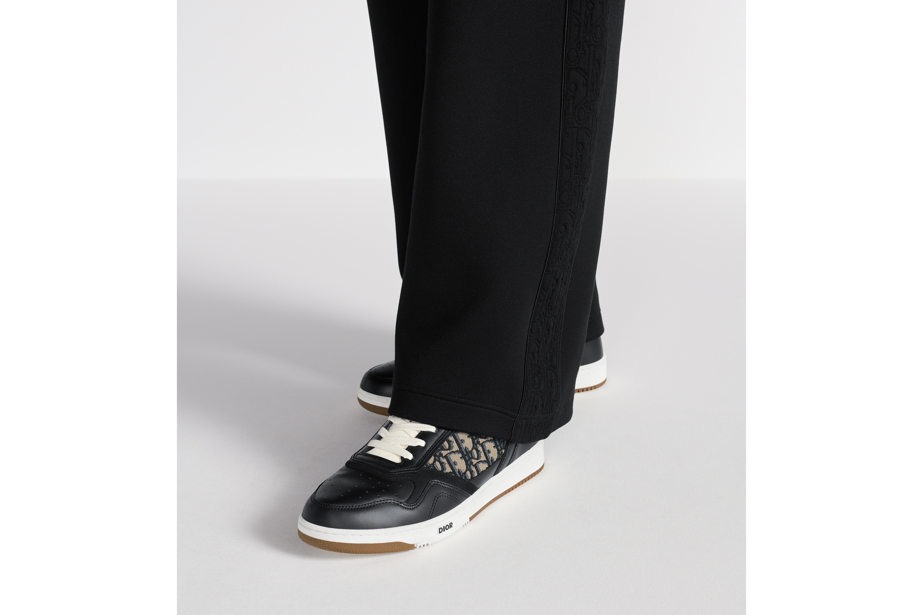 Look Sneaker B27 Uptown basse Cuir de veau lisse noir et jacquard Dior Oblique beige et noir E23