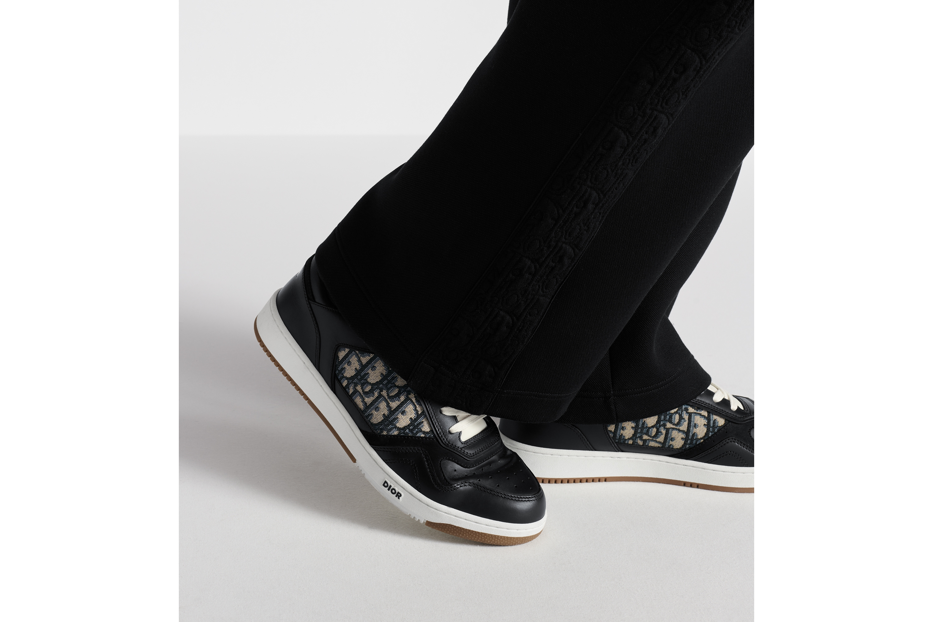 Look Sneaker B27 Uptown basse Cuir de veau lisse noir et jacquard Dior Oblique beige et noir E24