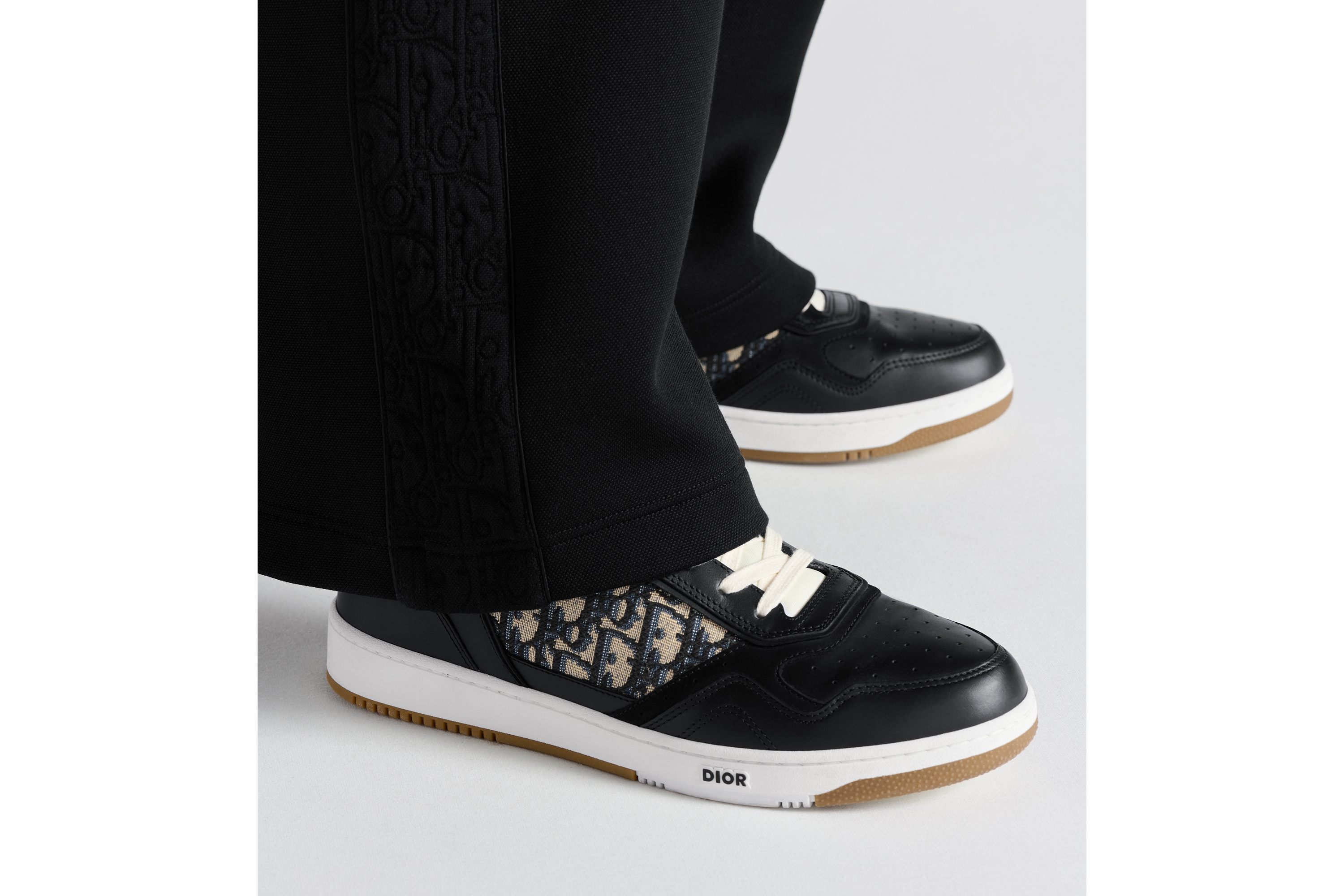 Look Sneaker B27 Uptown basse Cuir de veau lisse noir et jacquard Dior Oblique beige et noir E25