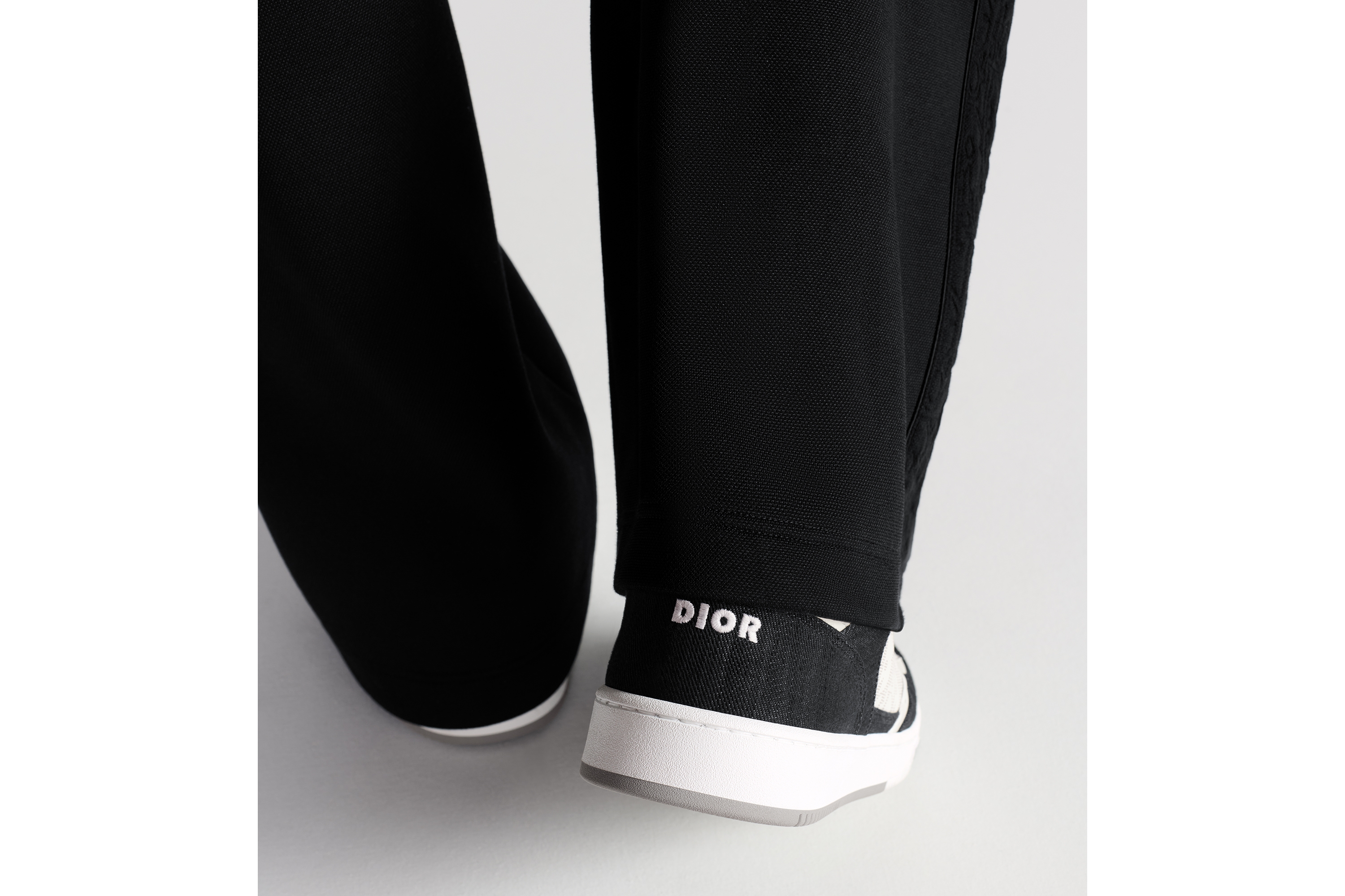 Look B27 Uptown Low-Top Sneaker White Smooth Calfskin, Black Denim and White Dior Oblique Galaxy Leather E25