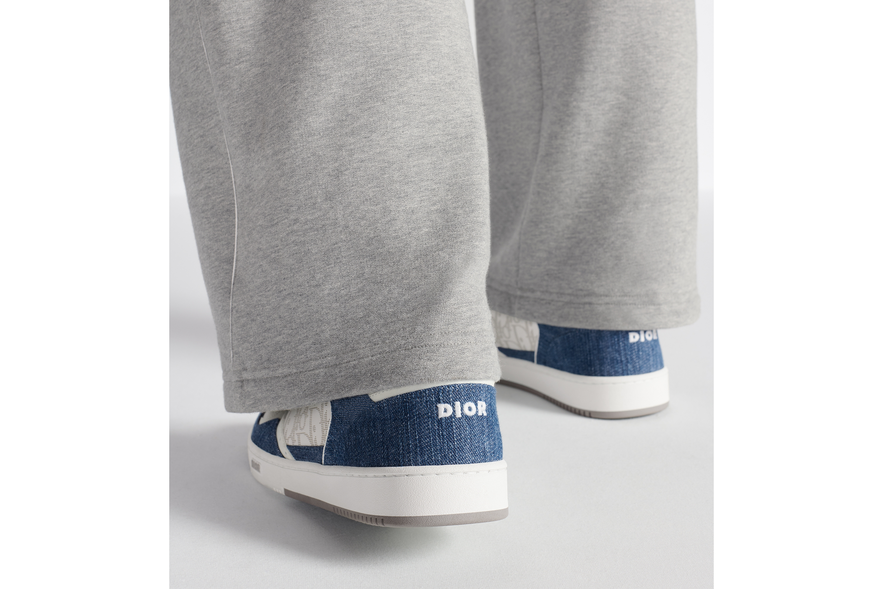 Look B27 Uptown Low-Top Sneaker White Smooth Calfskin, Blue Denim and White Dior Oblique Galaxy Leather E24