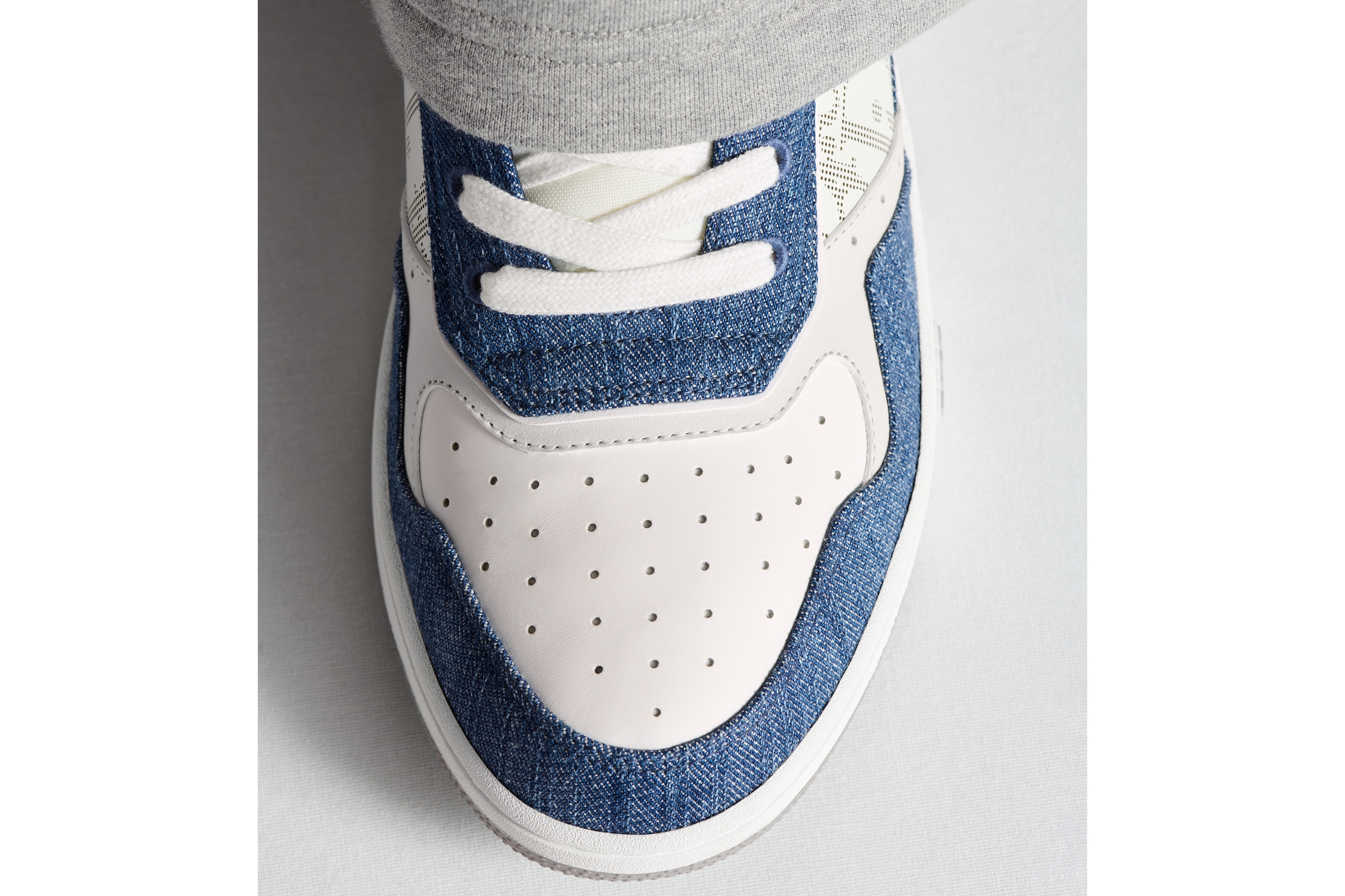 Look B27 Uptown Low-Top Sneaker White Smooth Calfskin, Blue Denim and White Dior Oblique Galaxy Leather E25