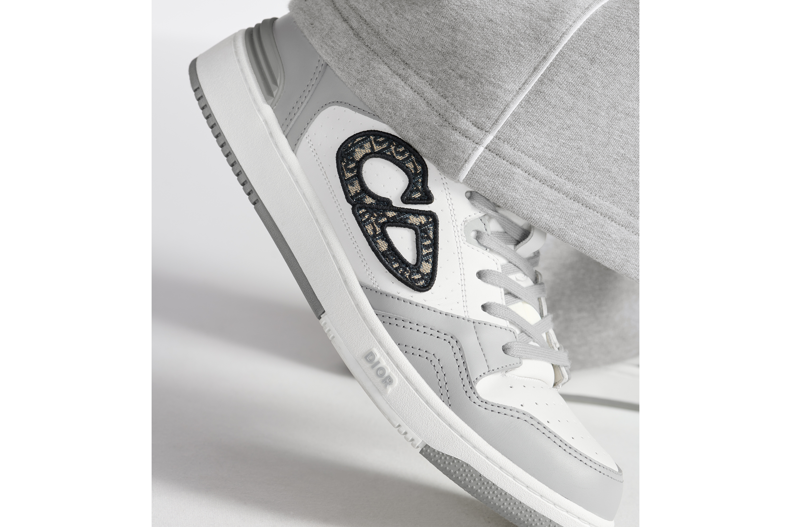 look_image_alt_prefix B57 Dribble Low Top Sneaker Glattes Kalbsleder in Dior Grau und Weiß mit Dior Oblique Jacquard in Beige und Schwarz E24