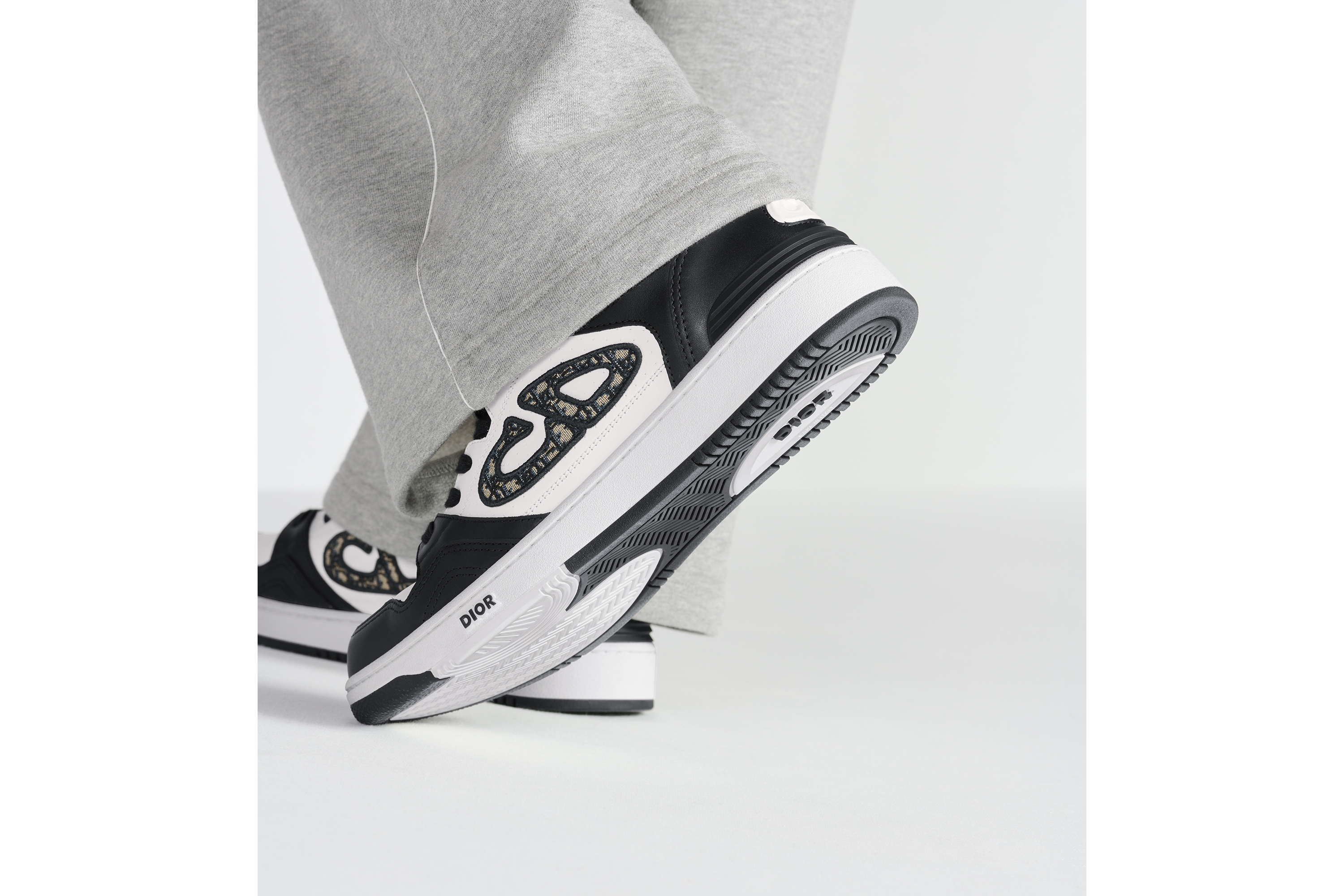 look_image_alt_prefix B57 Dribble Low Top Sneaker Glattes Kalbsleder in Schwarz und Weiß mit Dior Oblique Jacquard in Beige und Schwarz E25