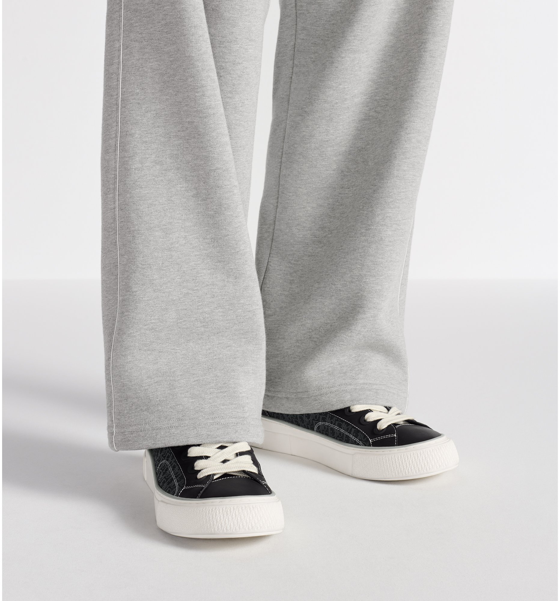 aria_look B33 Spin Sneaker