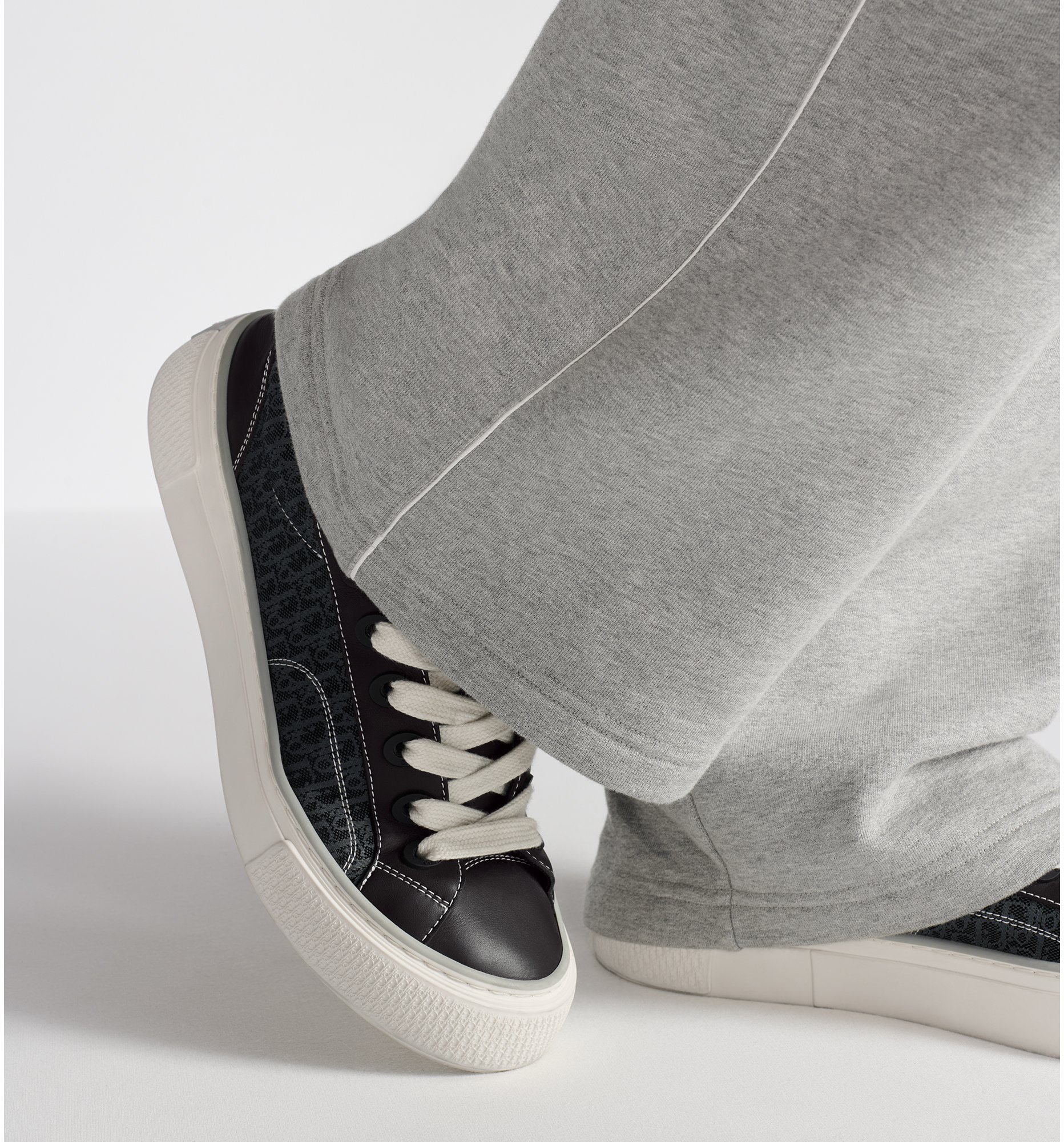 aria_look B33 Spin Sneaker