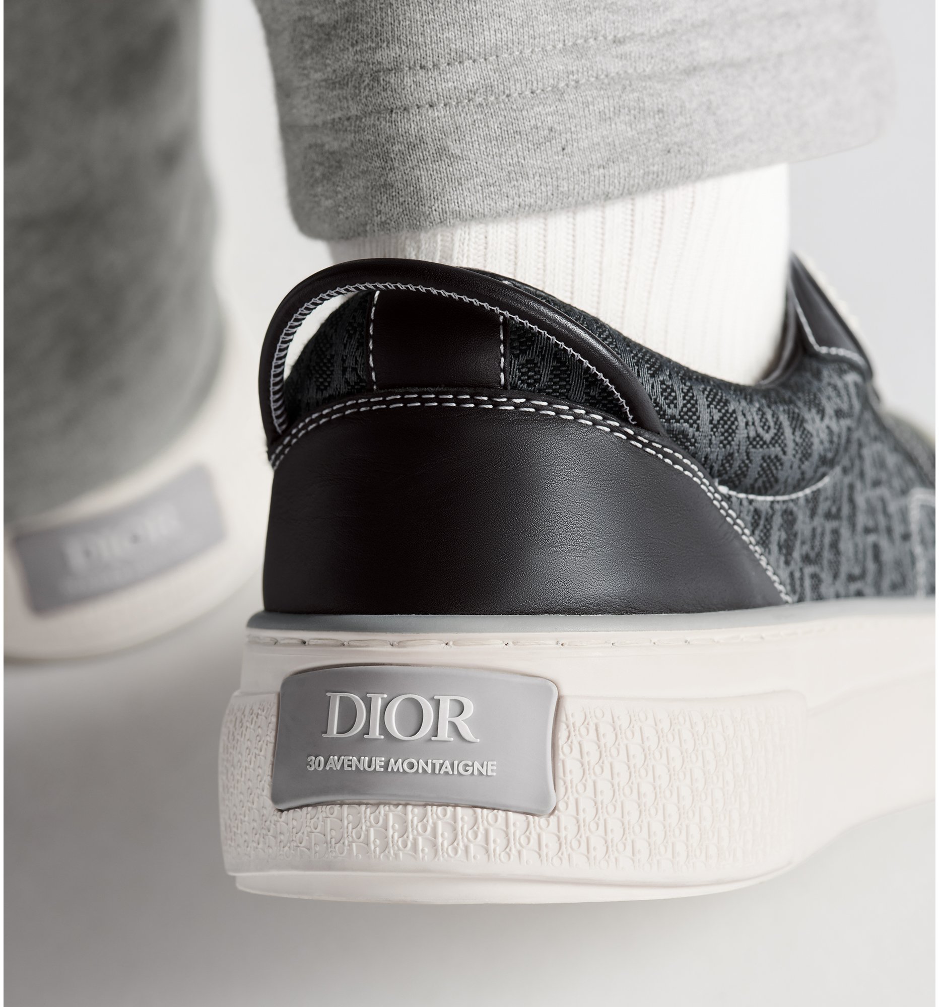 aria_look B33 Spin Sneaker